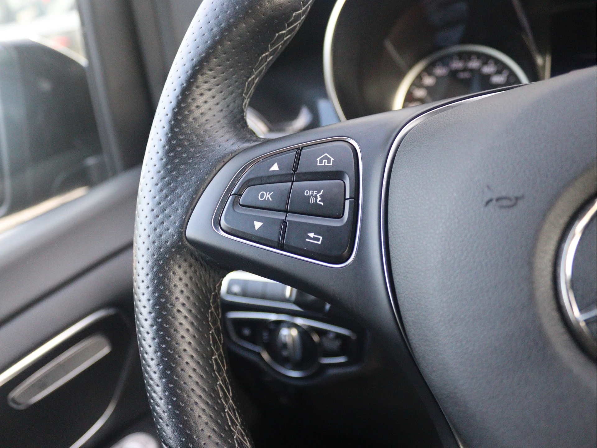 Mercedes-Benz-V-Klasse-image-7