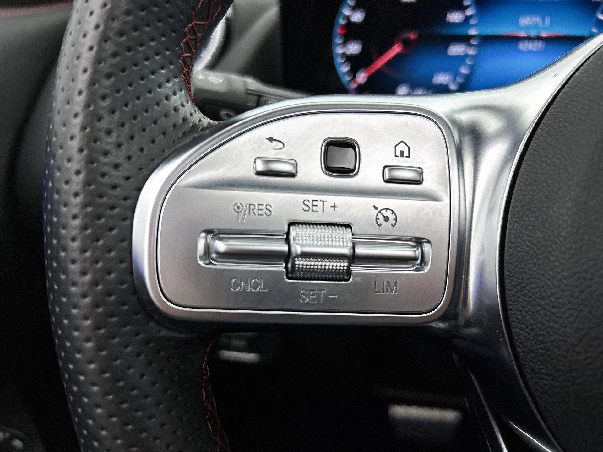 Mercedes-Benz-GLA-image-5