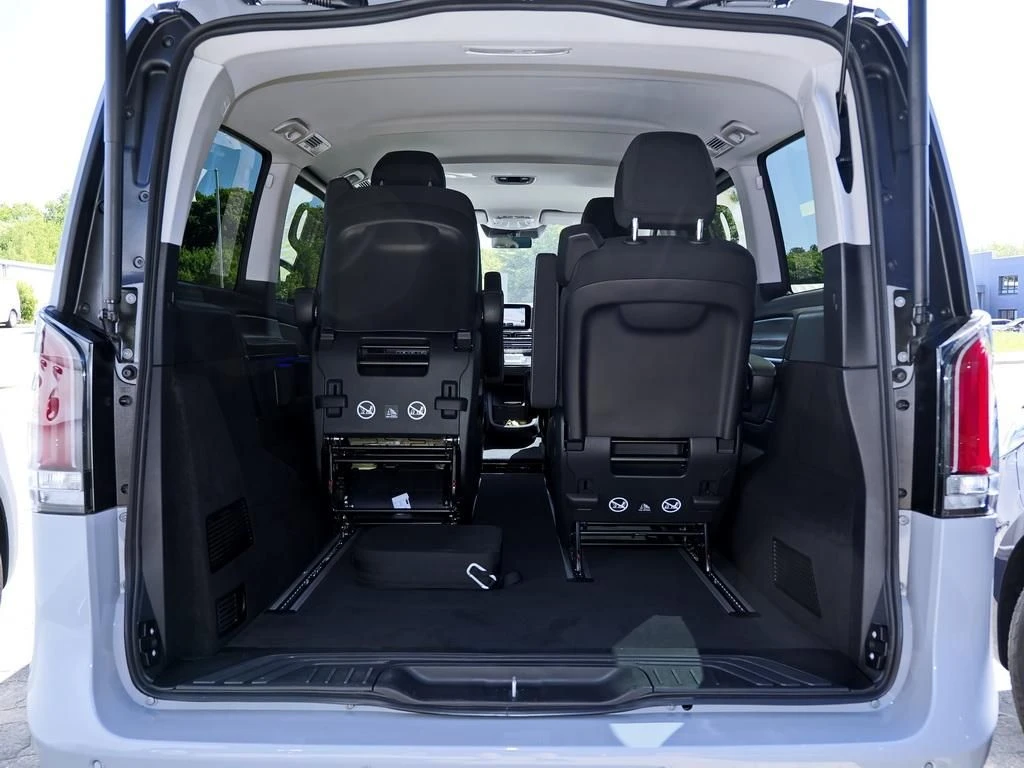 Mercedes-Benz-EQV 300-image-15