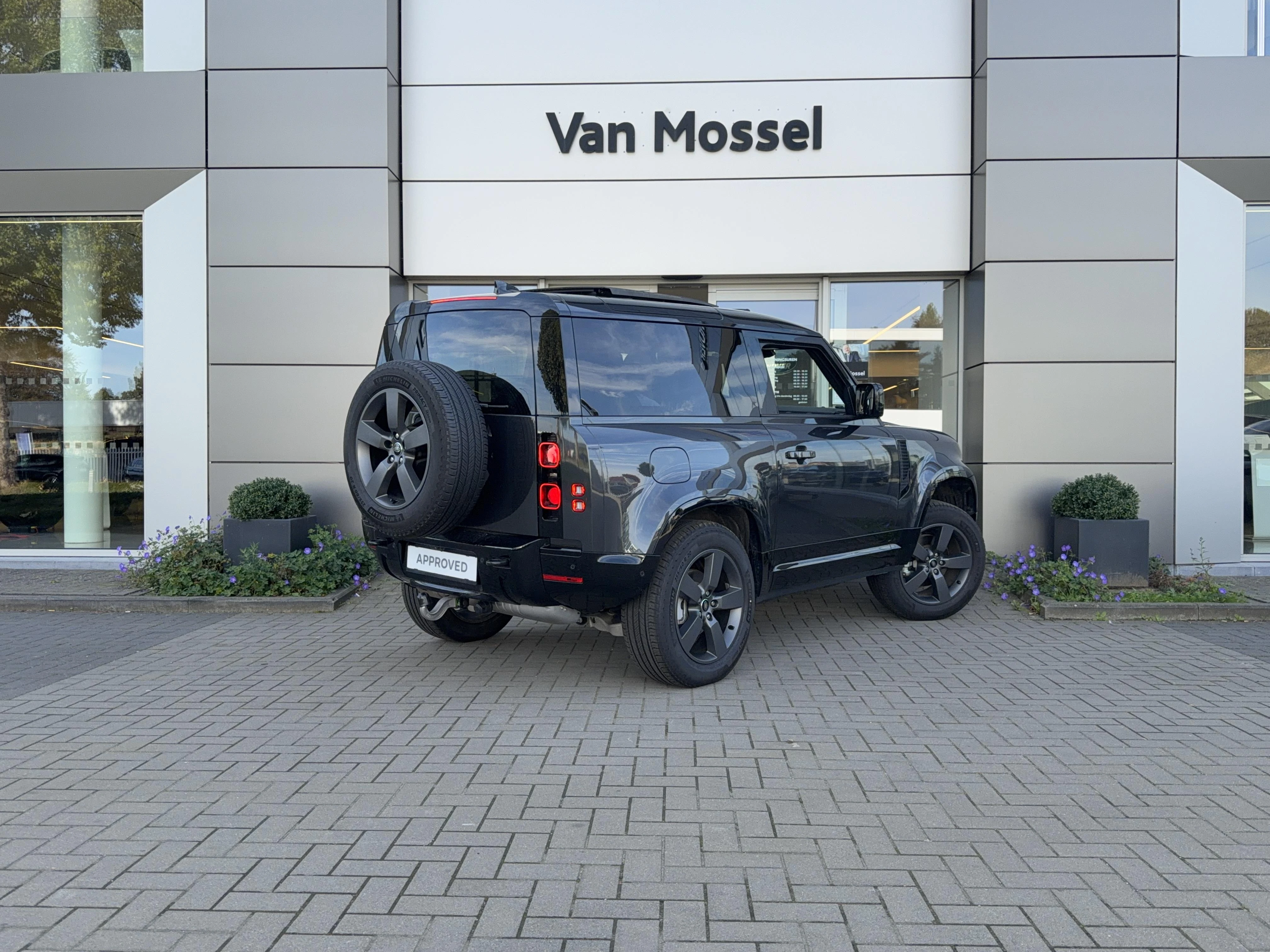 Land Rover-Defender-image-4