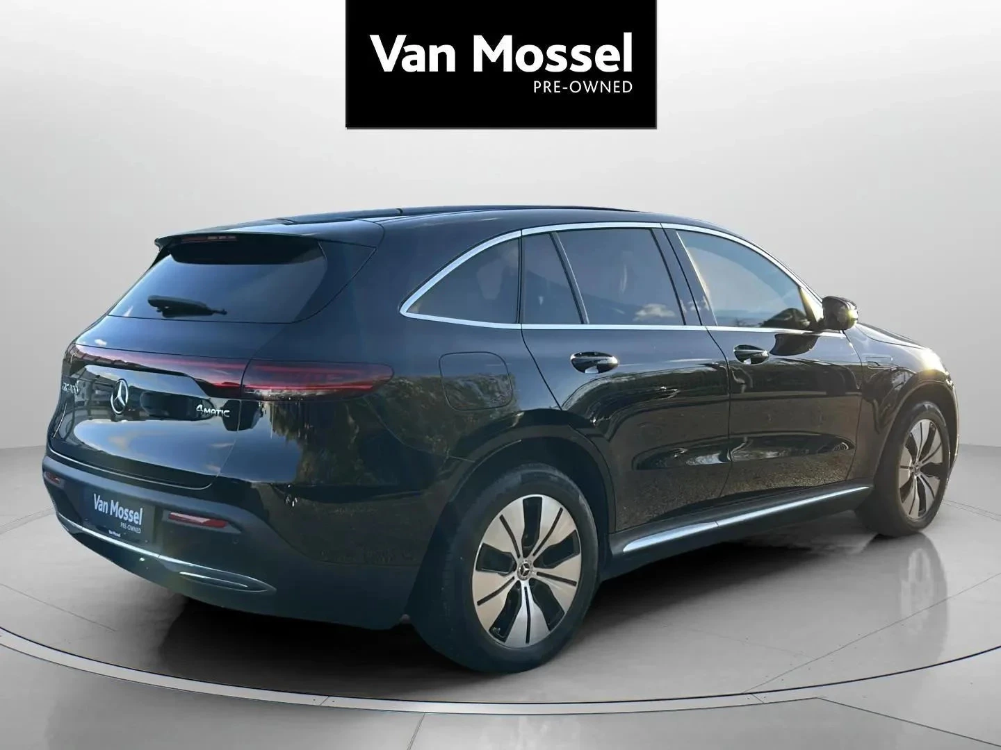 Mercedes-Benz-EQC-image-4