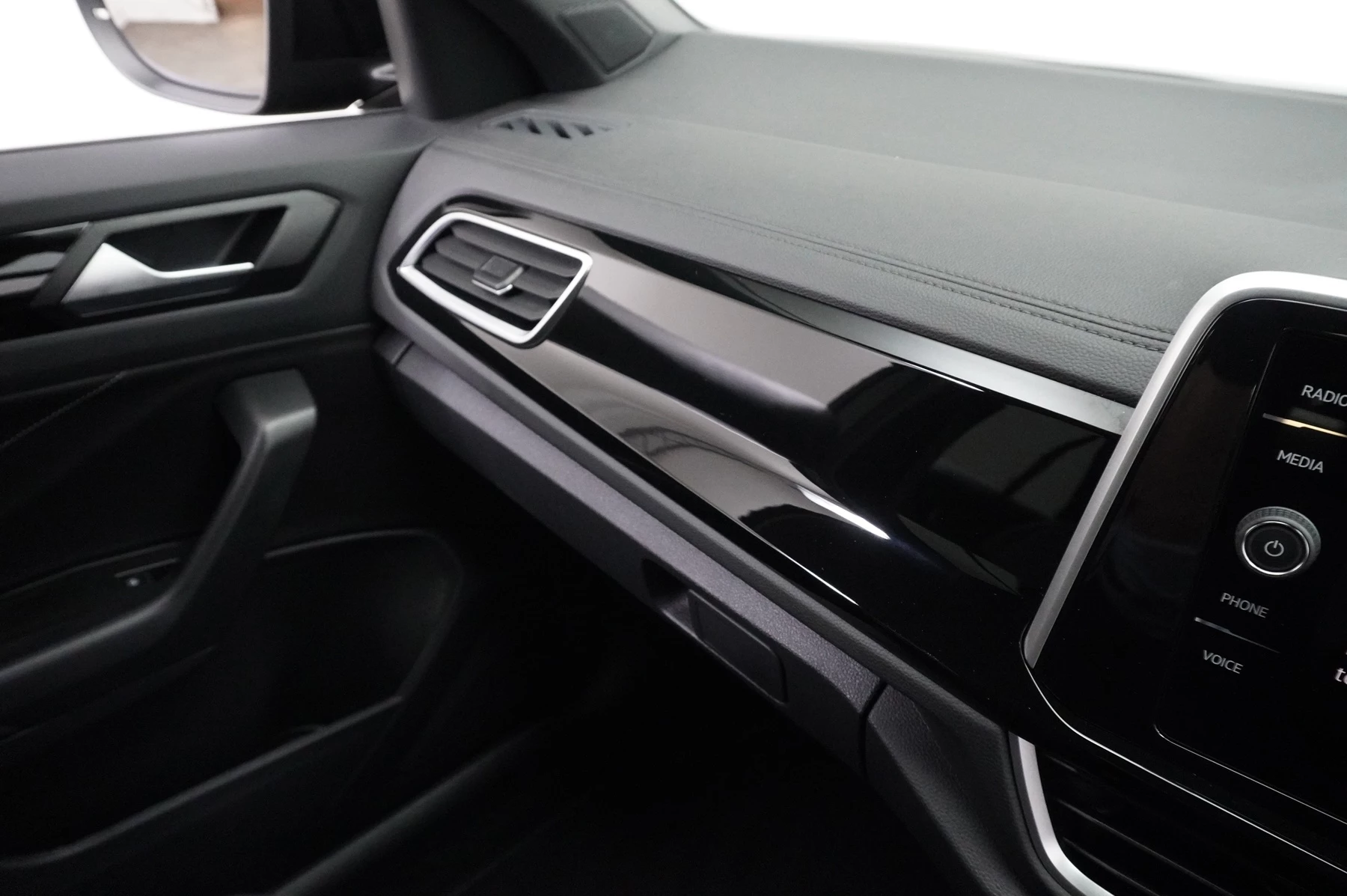 Volkswagen-T-Roc-image-28