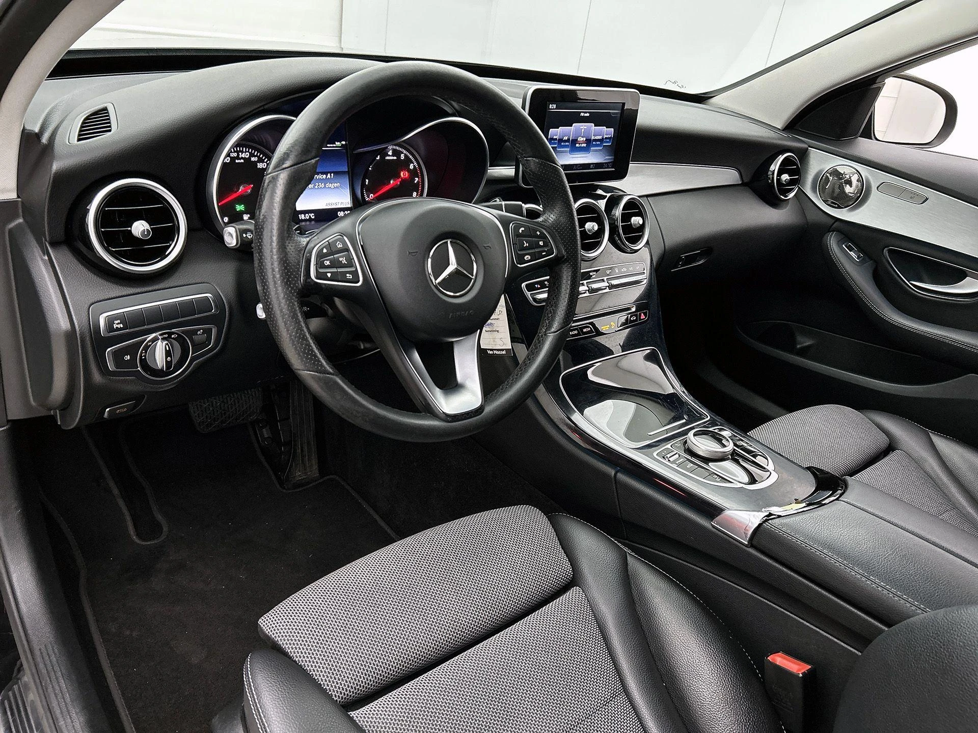 Mercedes-Benz-C-Klasse-image-18