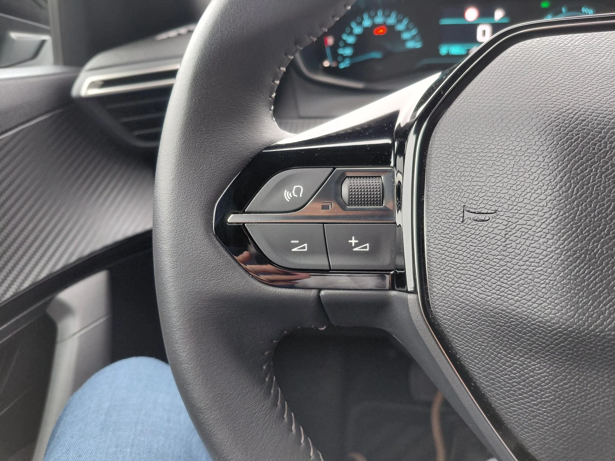 Peugeot-e-2008-image-24