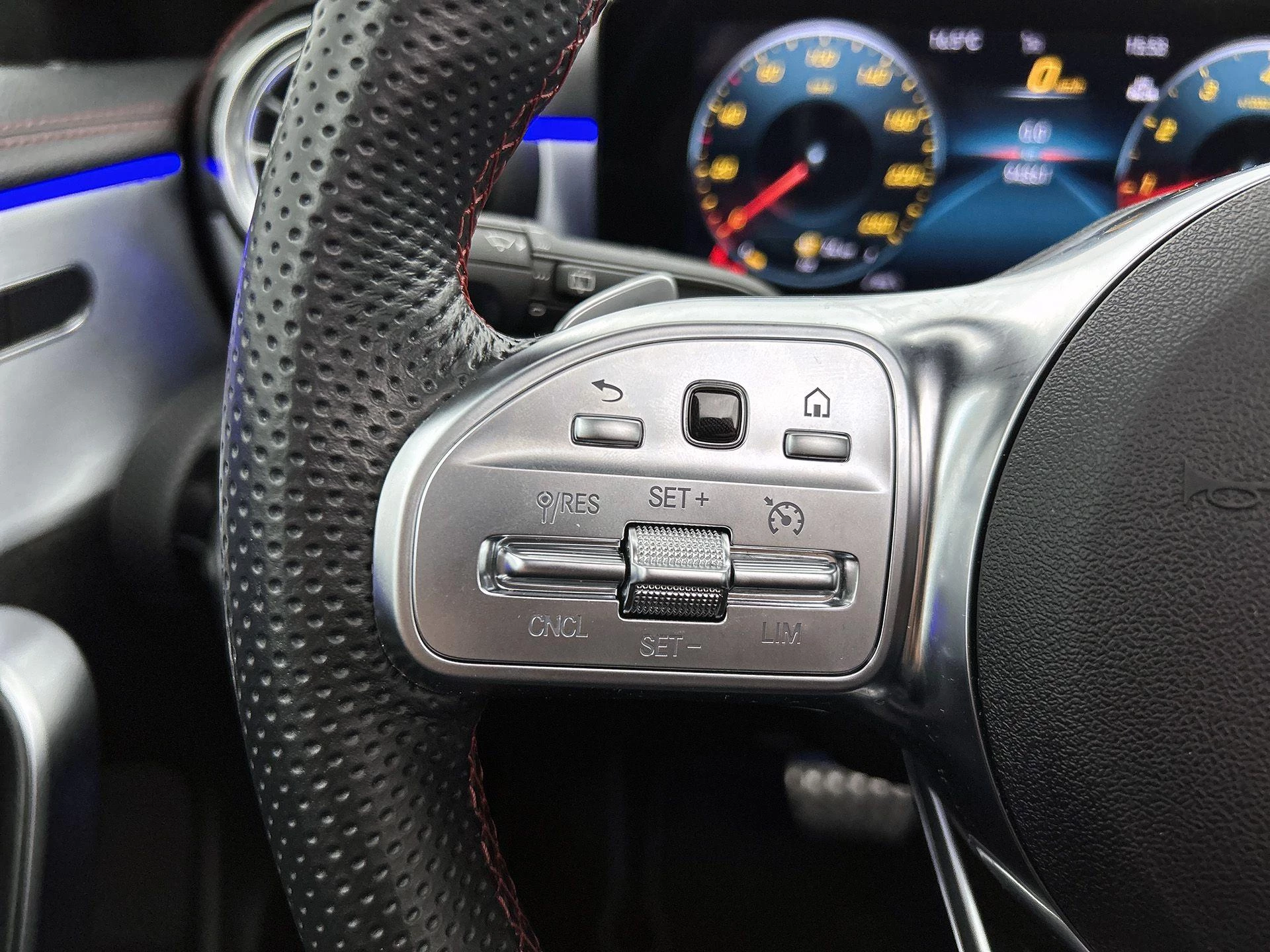 Mercedes-Benz-CLA-image-5