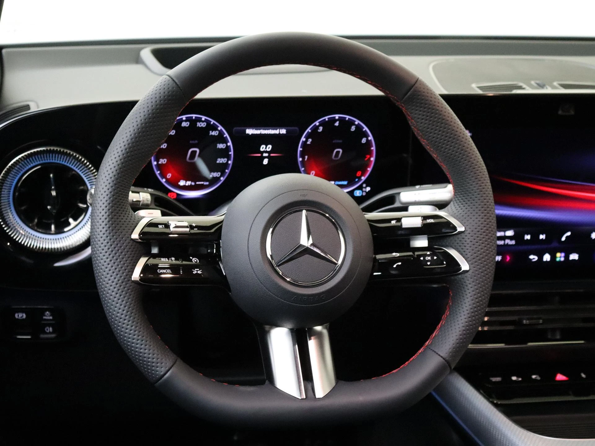 Mercedes-Benz-GLB-image-9