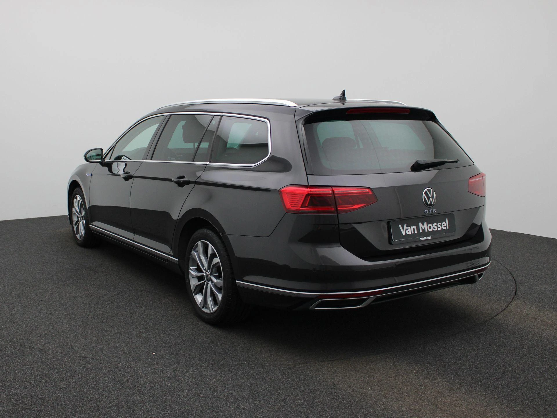 Volkswagen-Passat-image-1