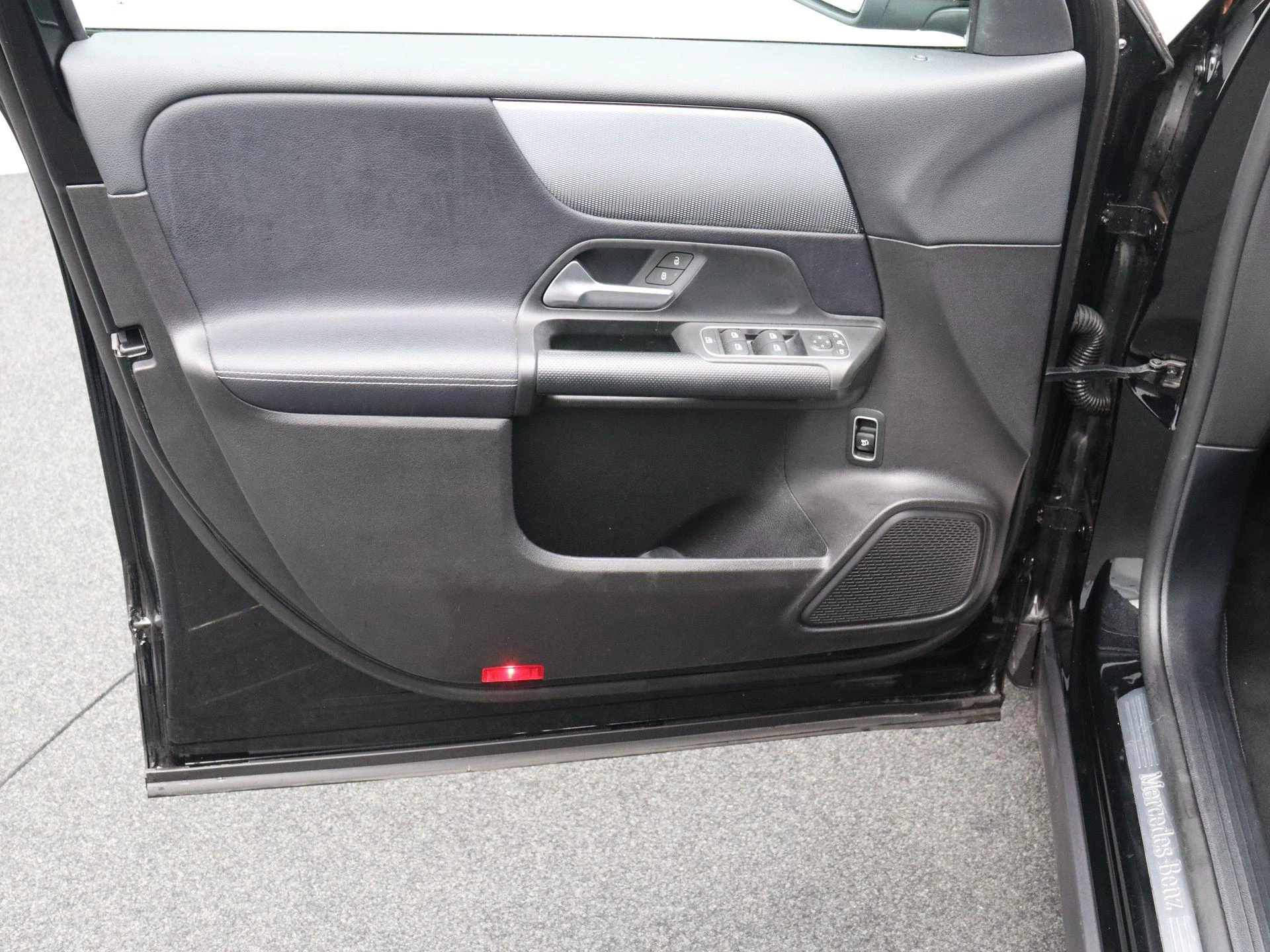 Mercedes-Benz GLB 200 Business Solution + CARPLAY + LED + CAMERA +