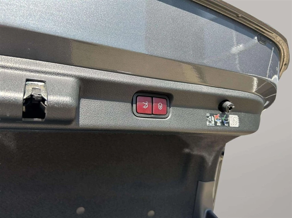Mercedes-Benz-EQE-image-24