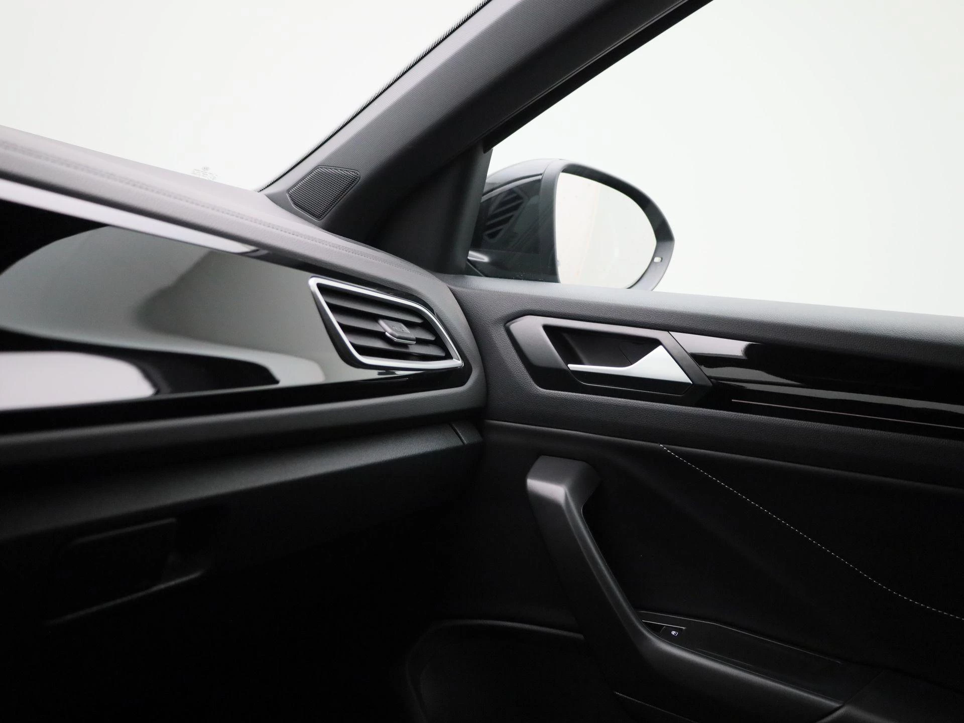 Volkswagen-T-Roc-image-23