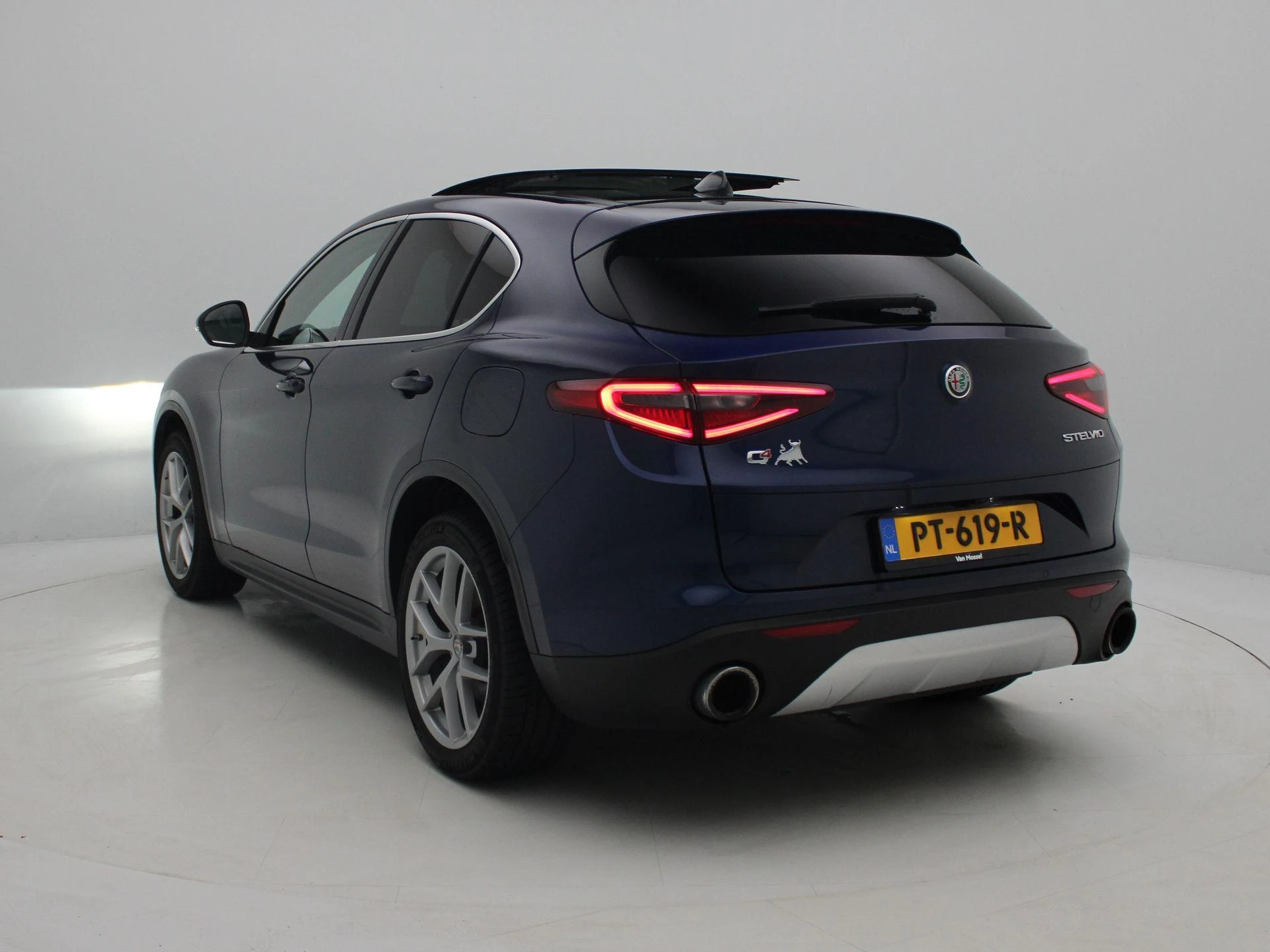 Alfa Romeo-Stelvio-image-2
