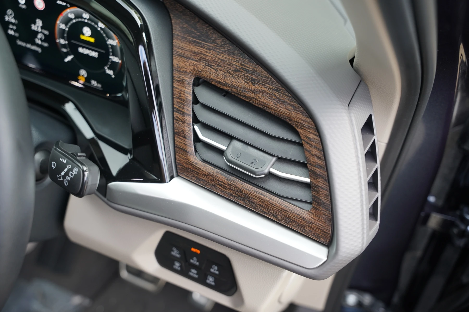 Volkswagen-Multivan-image-20