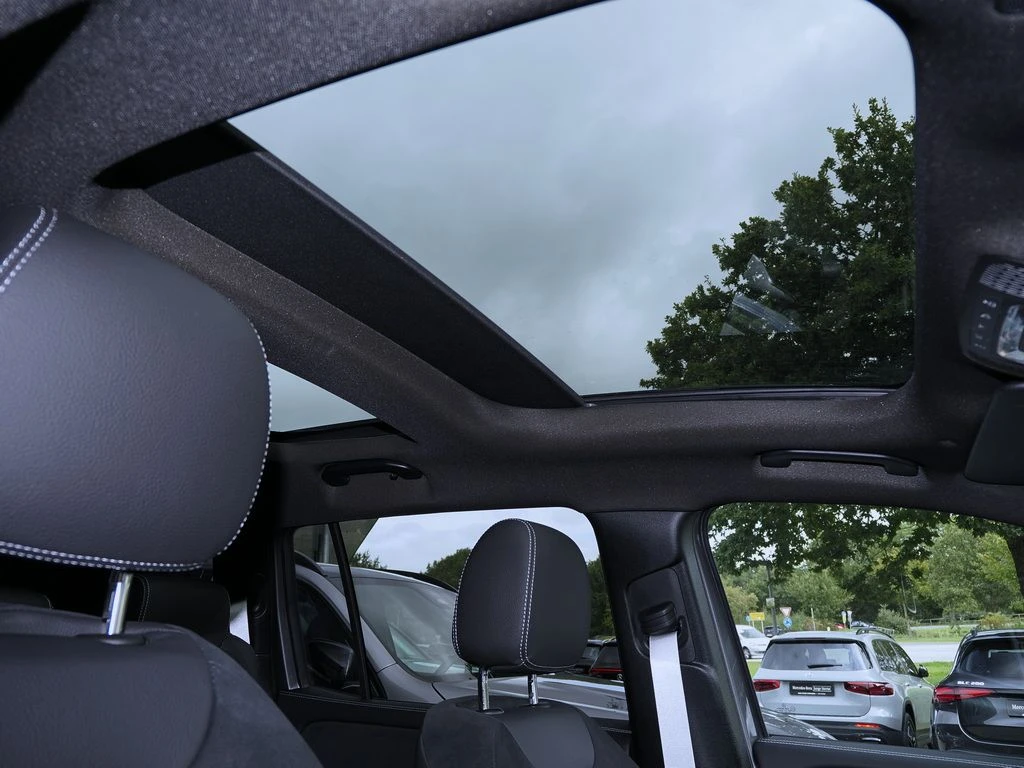 Mercedes-Benz-GLB 200-image-14