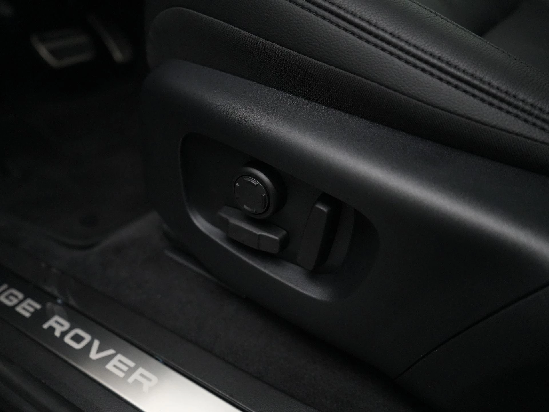 Land Rover-Range Rover Evoque-image-31