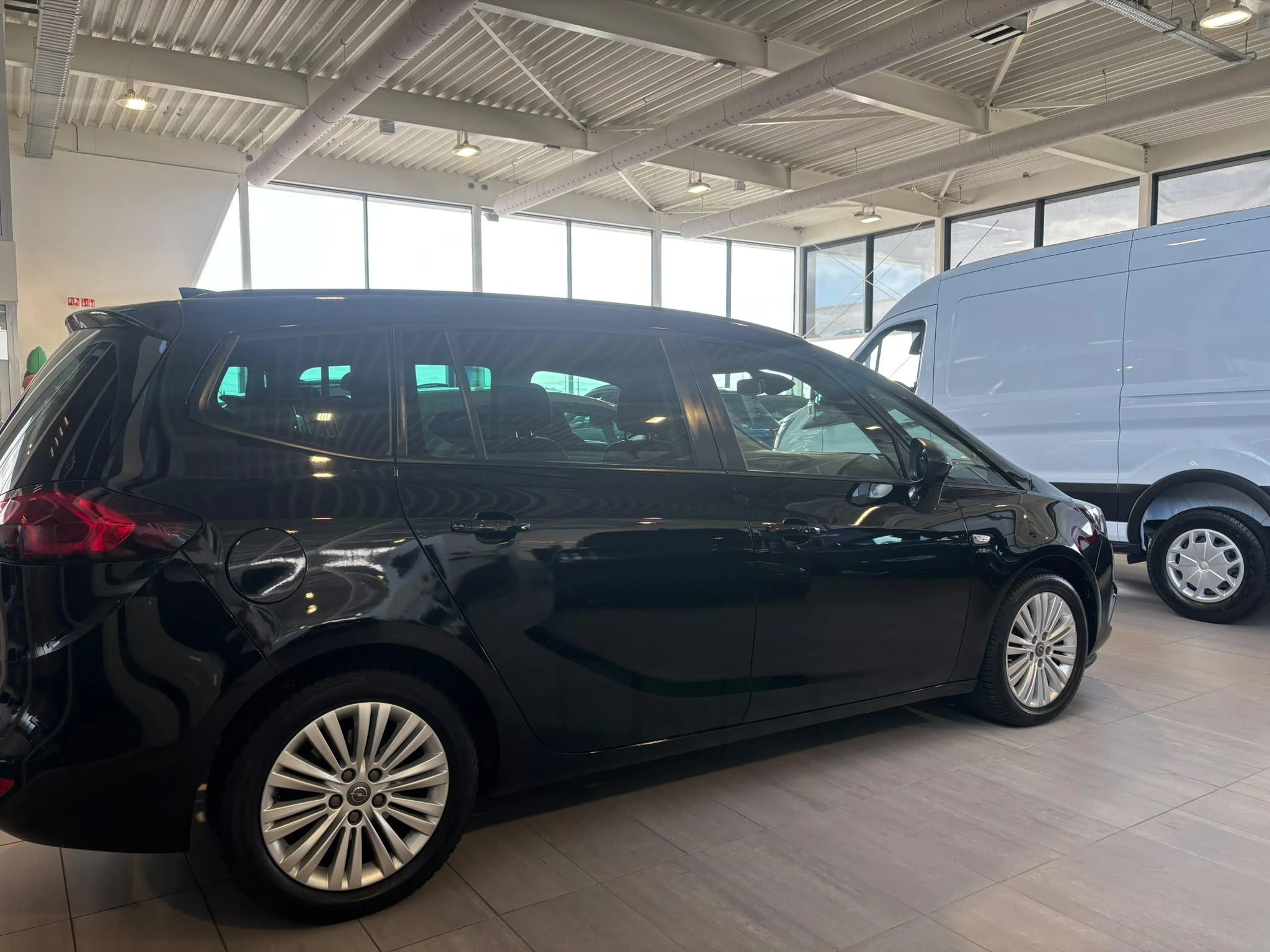 Opel-Zafira Tourer-image-2