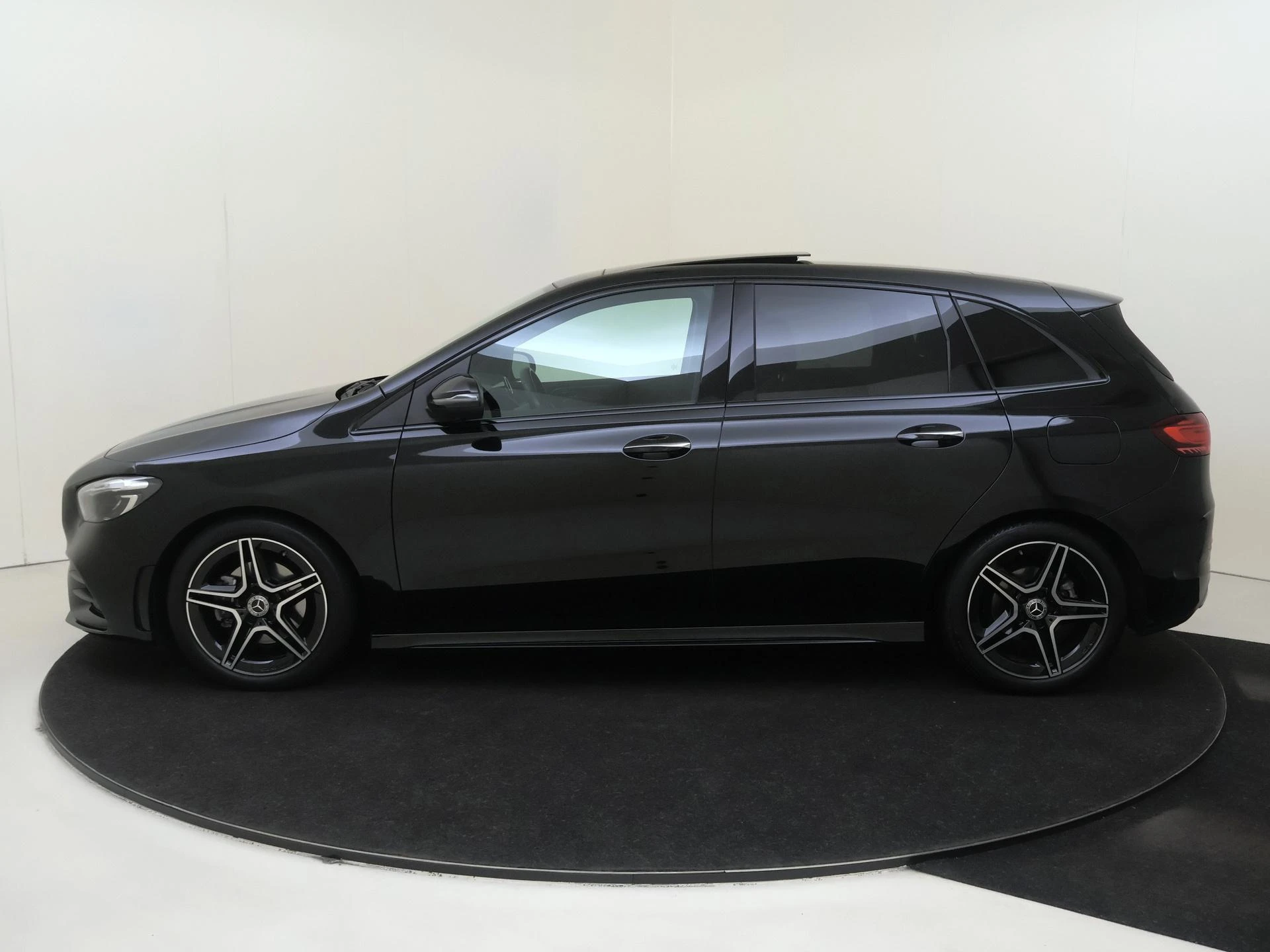 Mercedes-Benz-B-Klasse-image-7