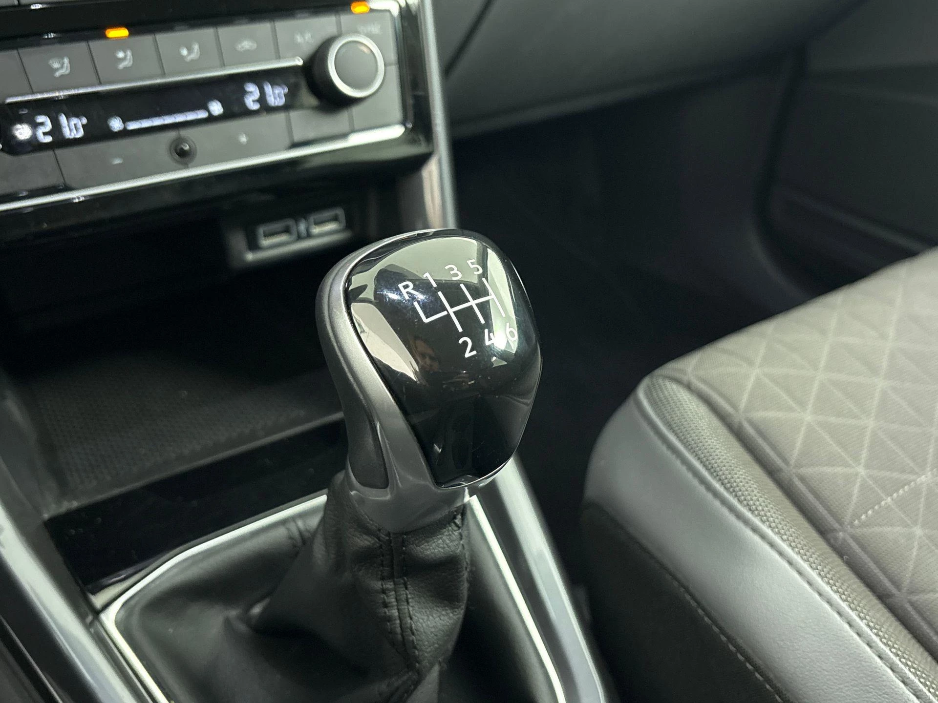 Volkswagen-T-Cross-image-11