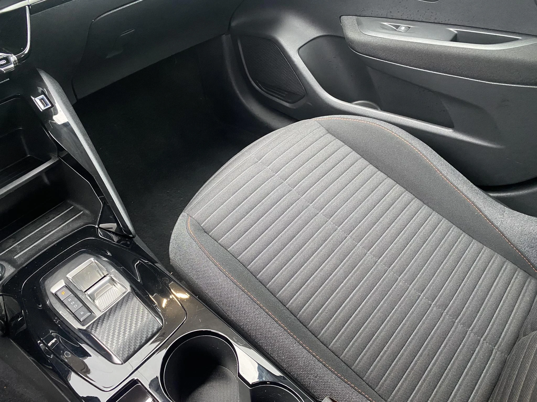 Peugeot-e-208-image-18
