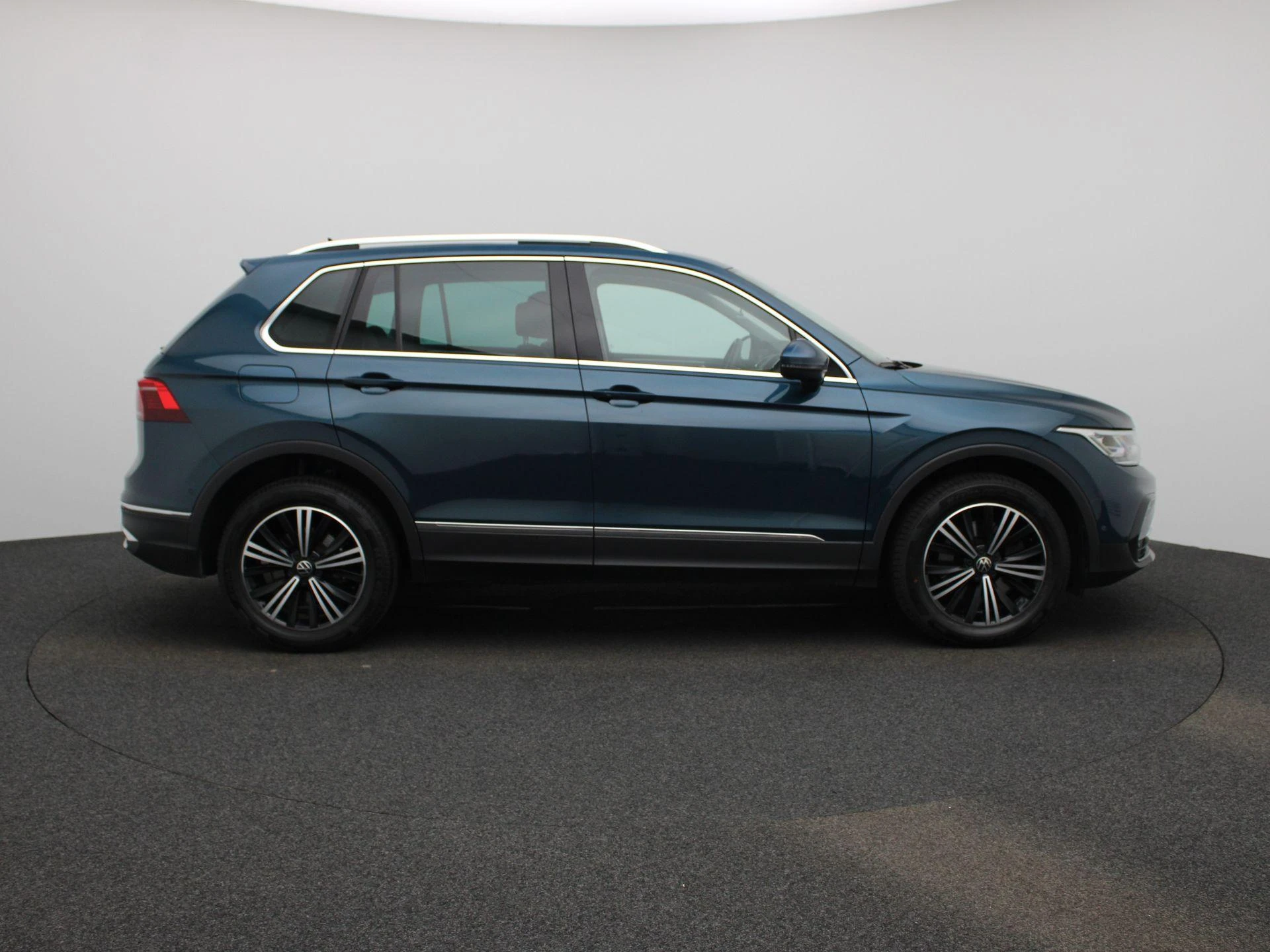 Volkswagen-Tiguan-image-5