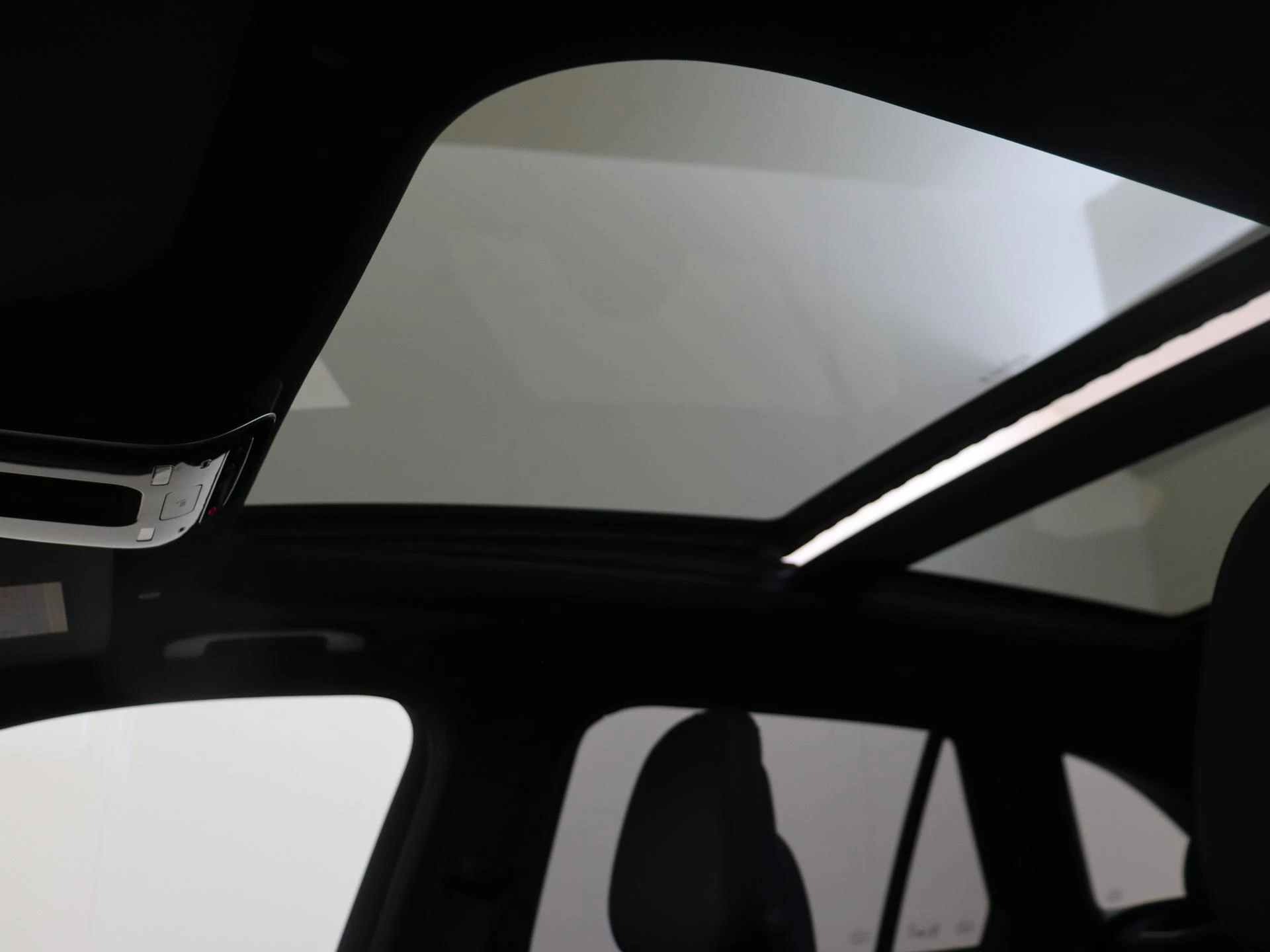 Mercedes-Benz-GLC-image-26