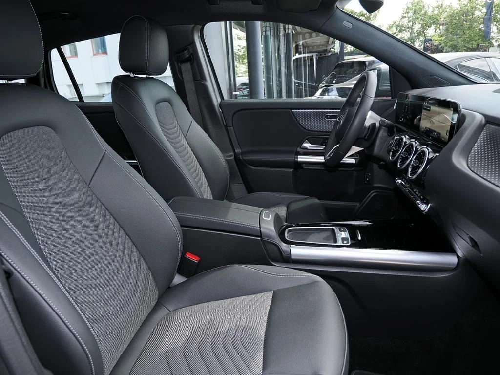 Mercedes-Benz-GLA 200 d-image-12