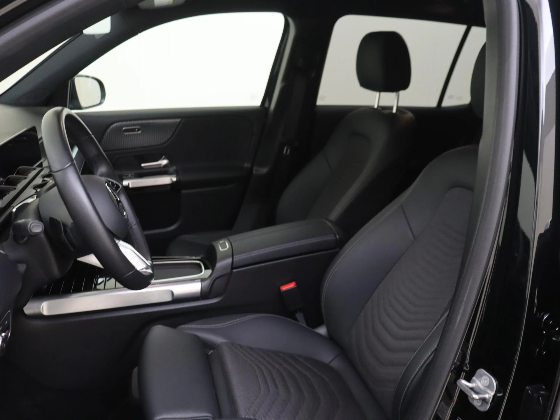 Mercedes-Benz-EQB-image-14