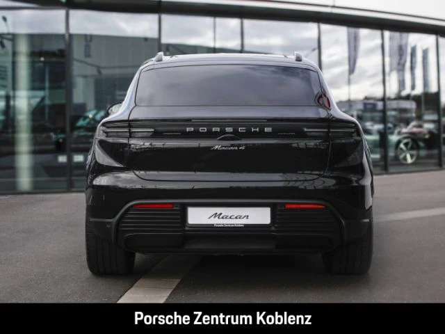 Porsche Macan 4 -