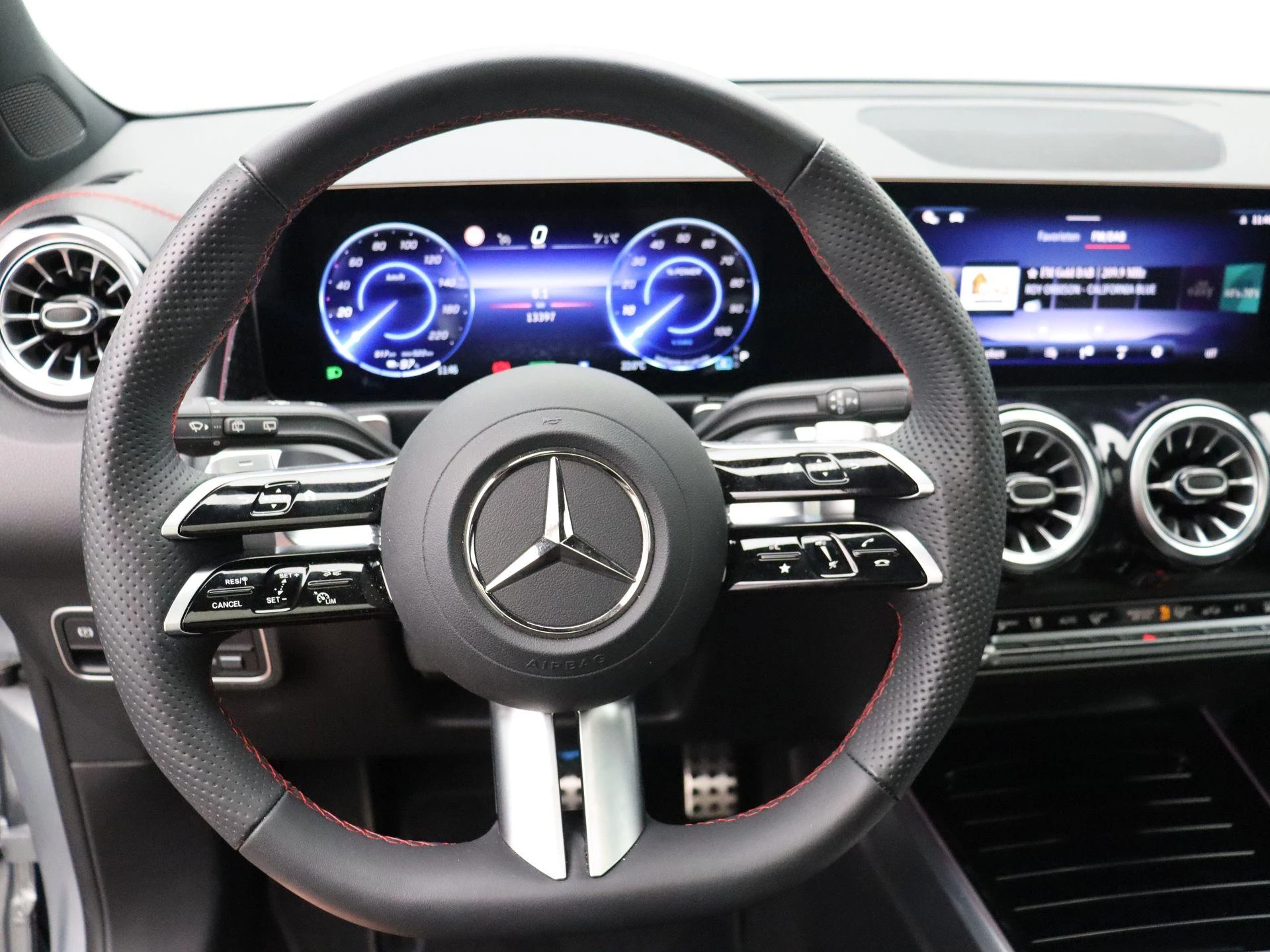 Mercedes-Benz EQB 250+ AMG Line + PANORAMISCH DAK + CARPLAY + ADVANCED SOUND +