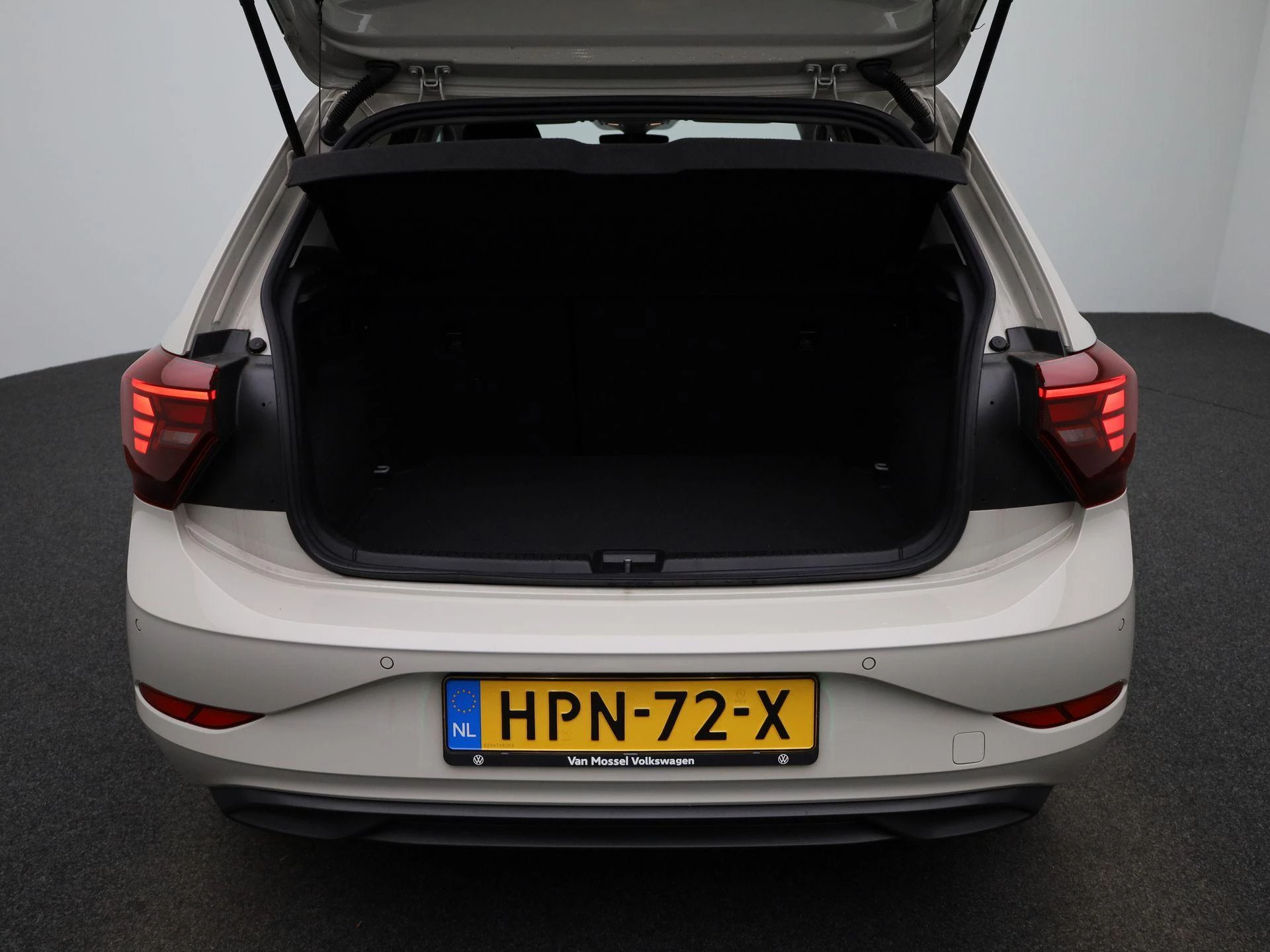 Volkswagen-Polo-image-12