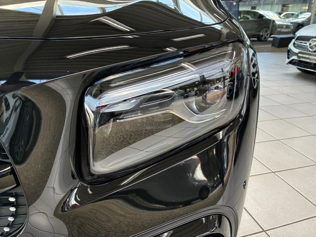 Mercedes-Benz-GLB 200-image-4