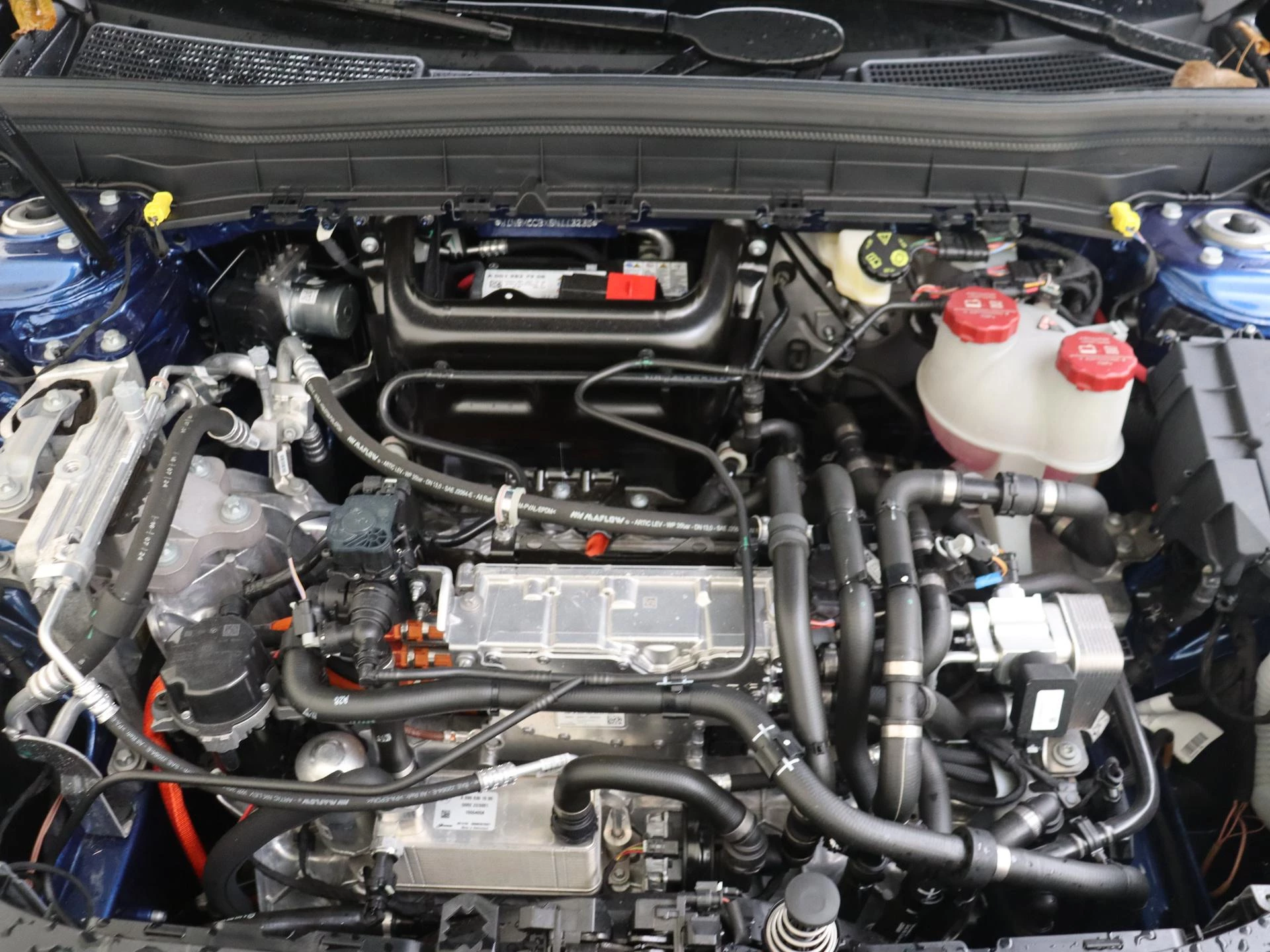 Mercedes-Benz-EQB-image-4