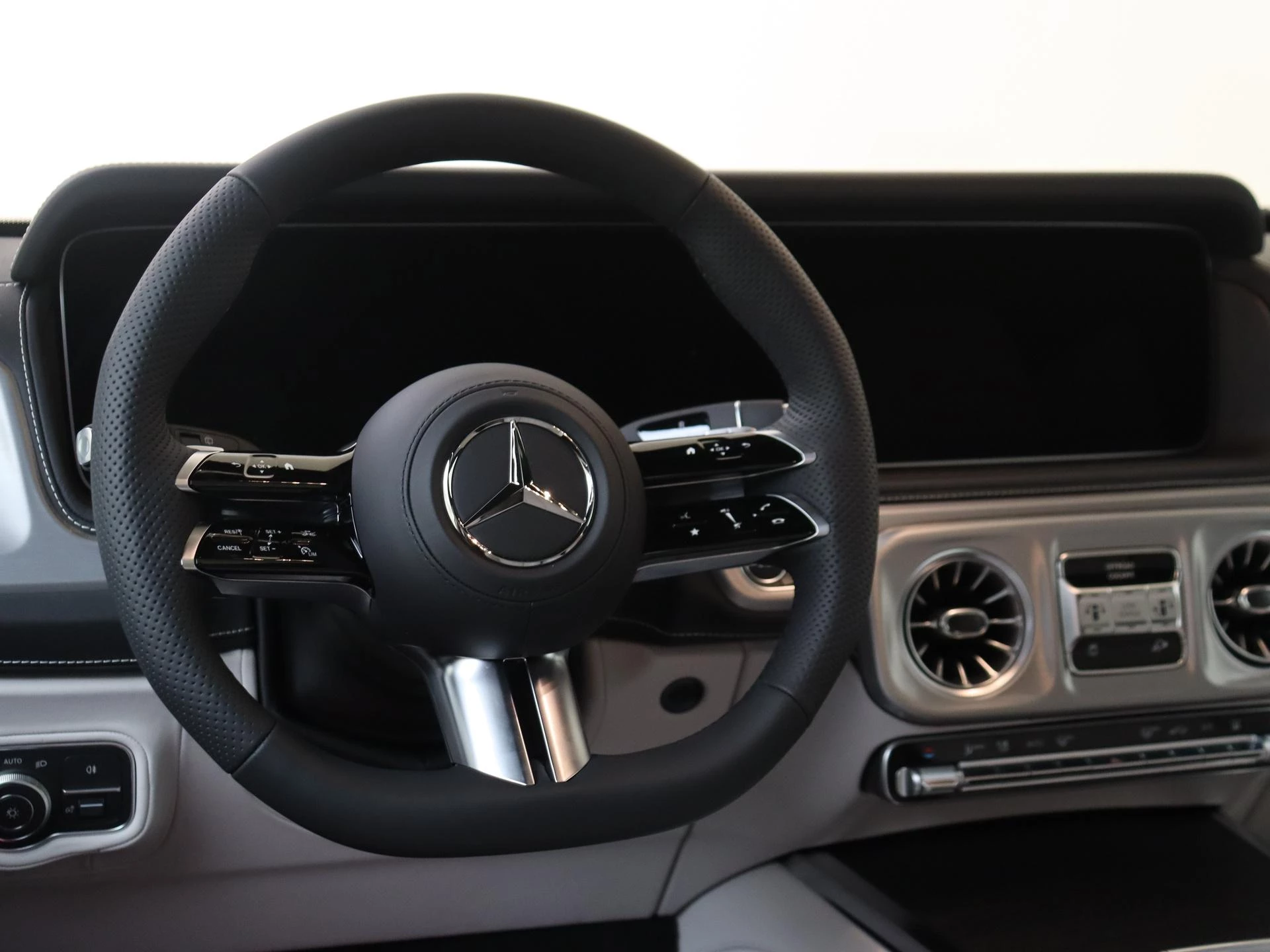 Mercedes-Benz-G-Klasse-image-11