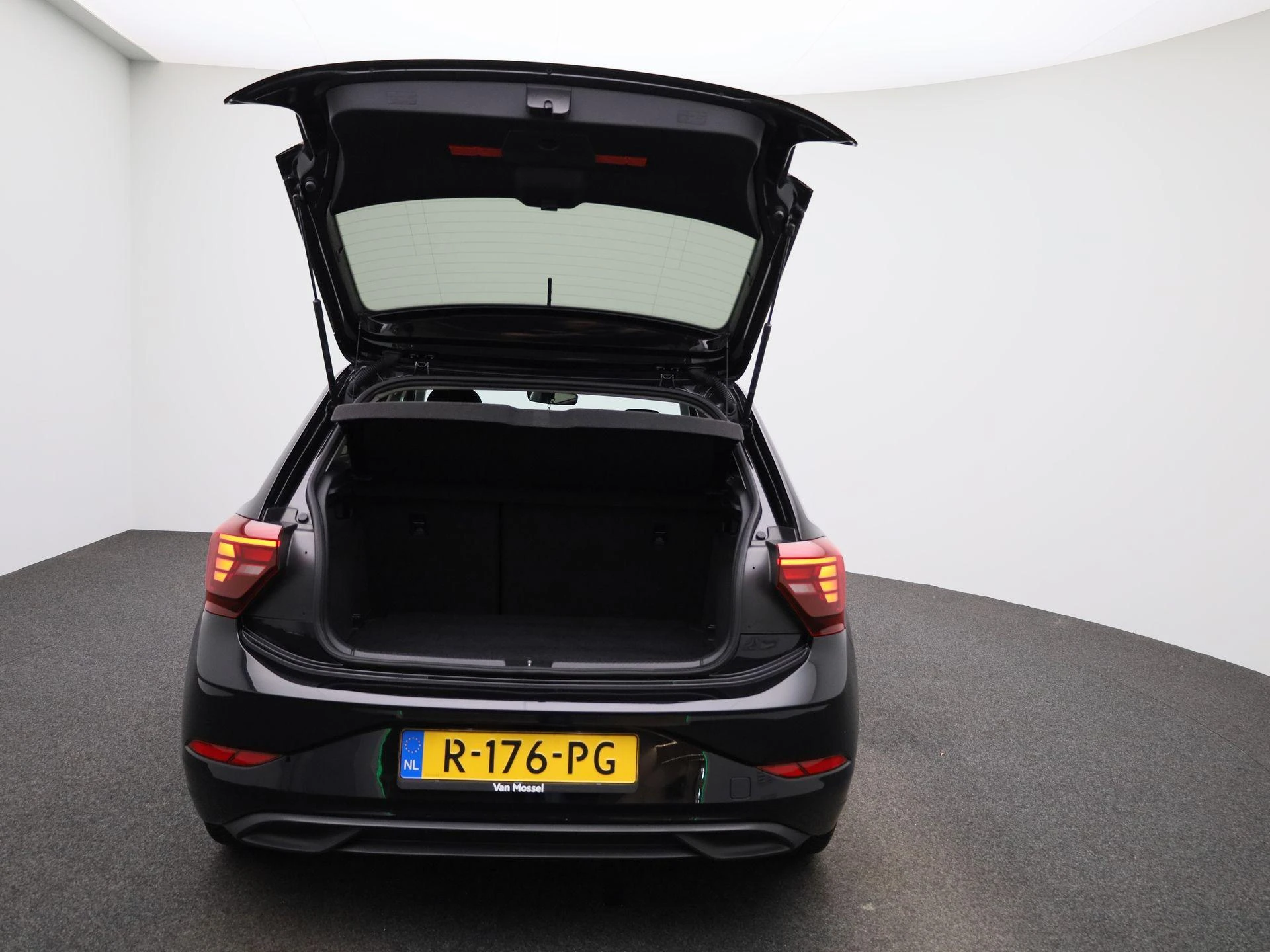 Volkswagen-Polo-image-10