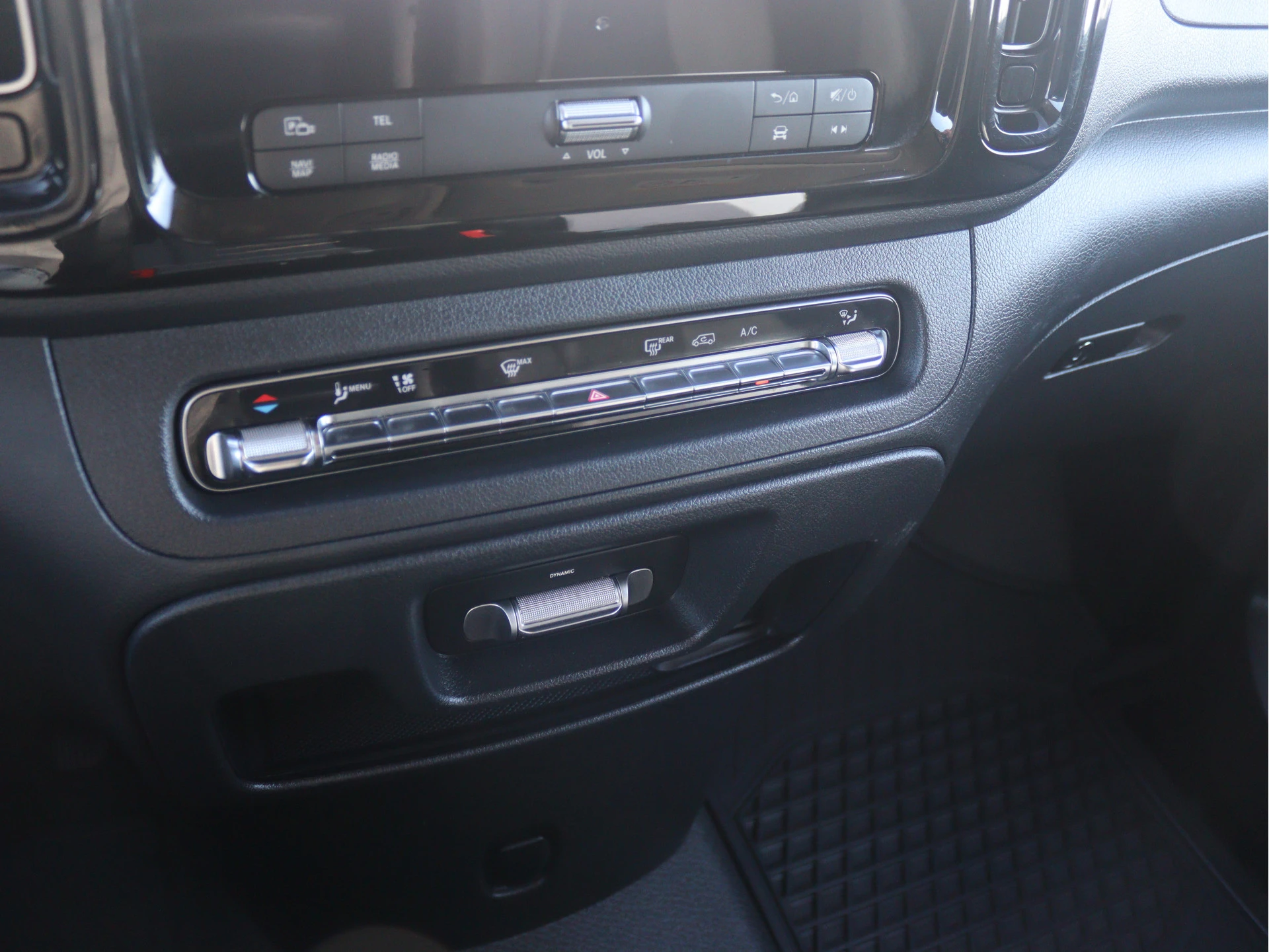 Mercedes-Benz-Vito-image-11