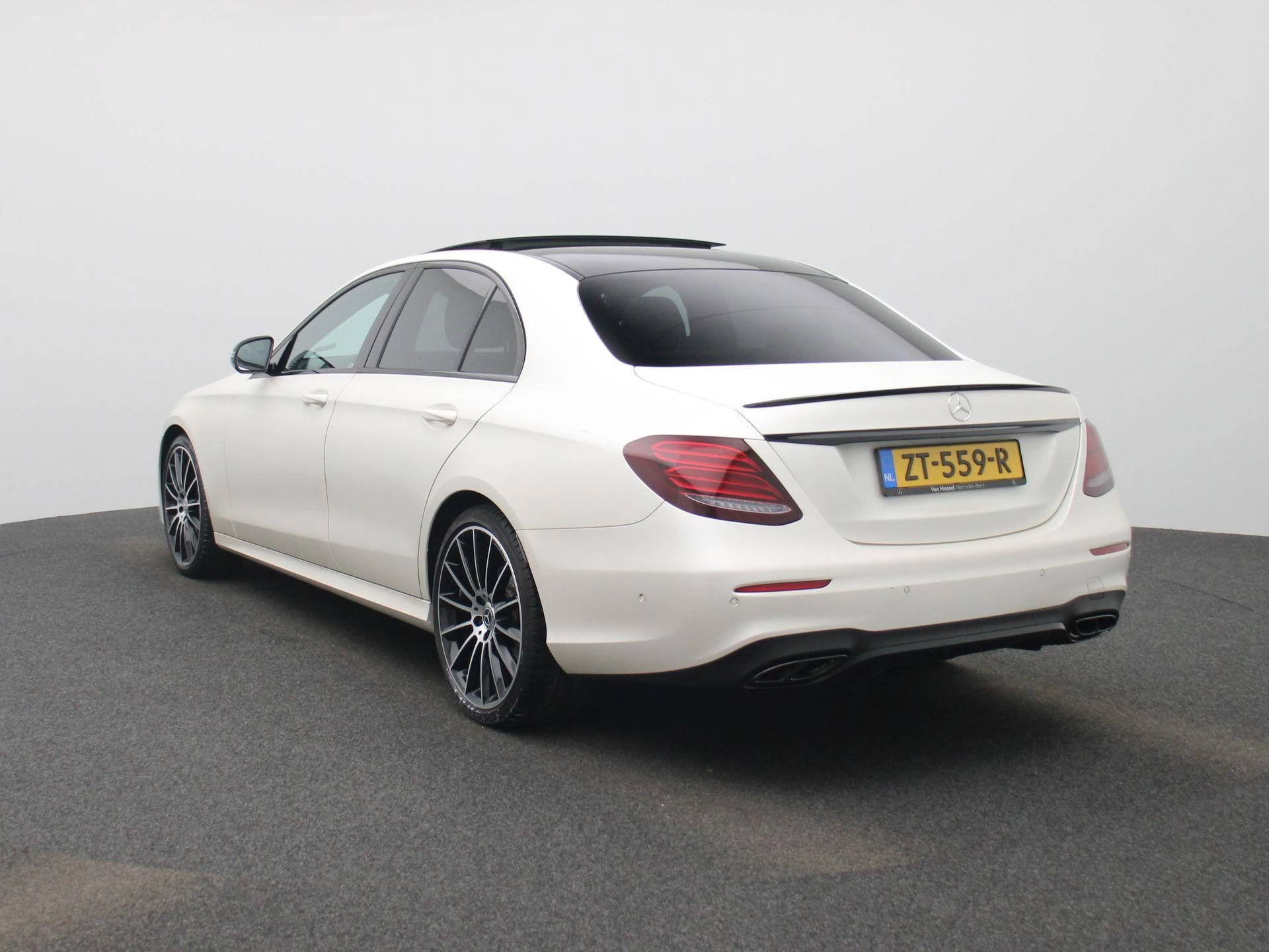 Mercedes-Benz-E-Klasse-image-1