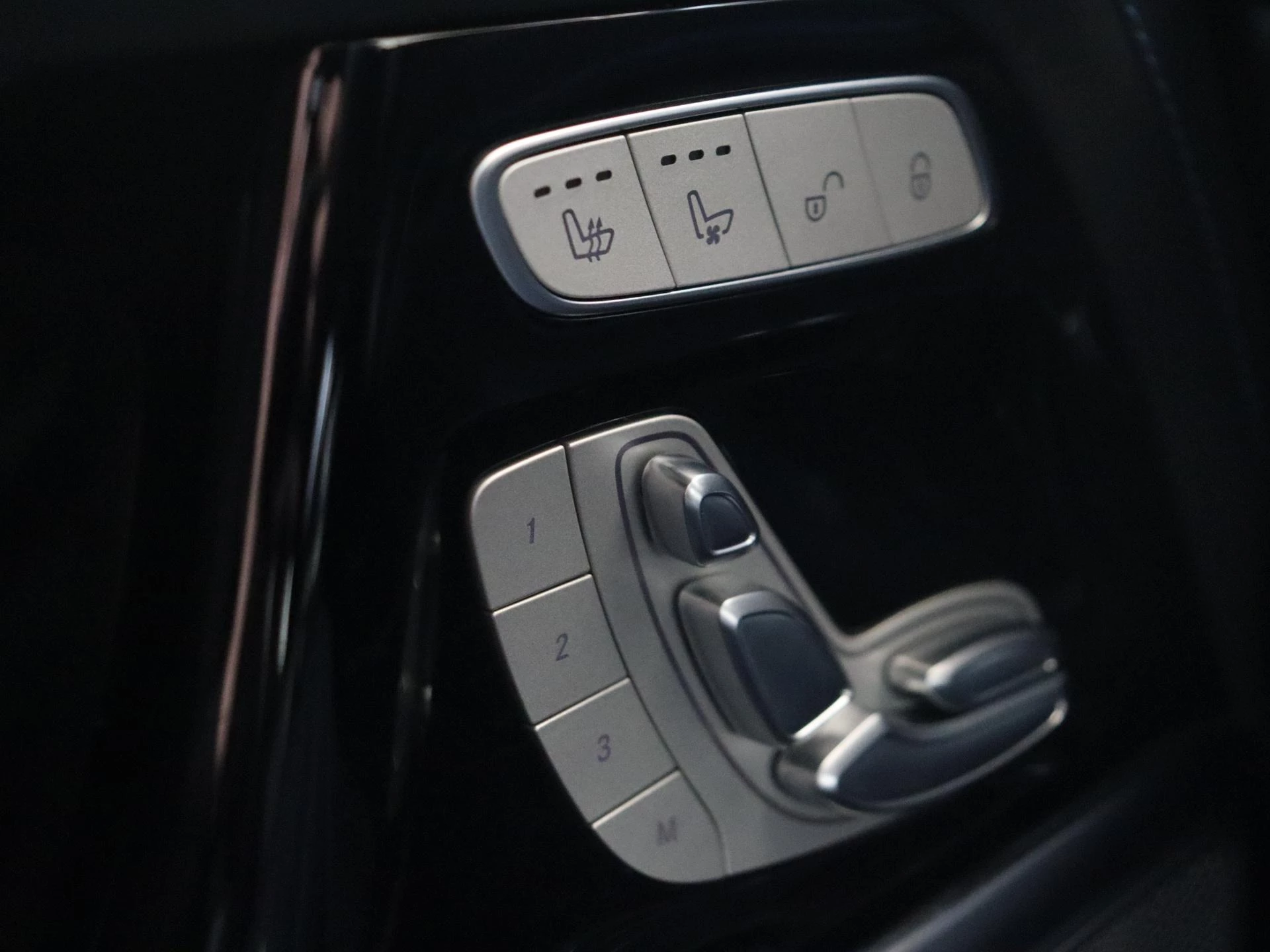 Mercedes-Benz-G-Klasse-image-30