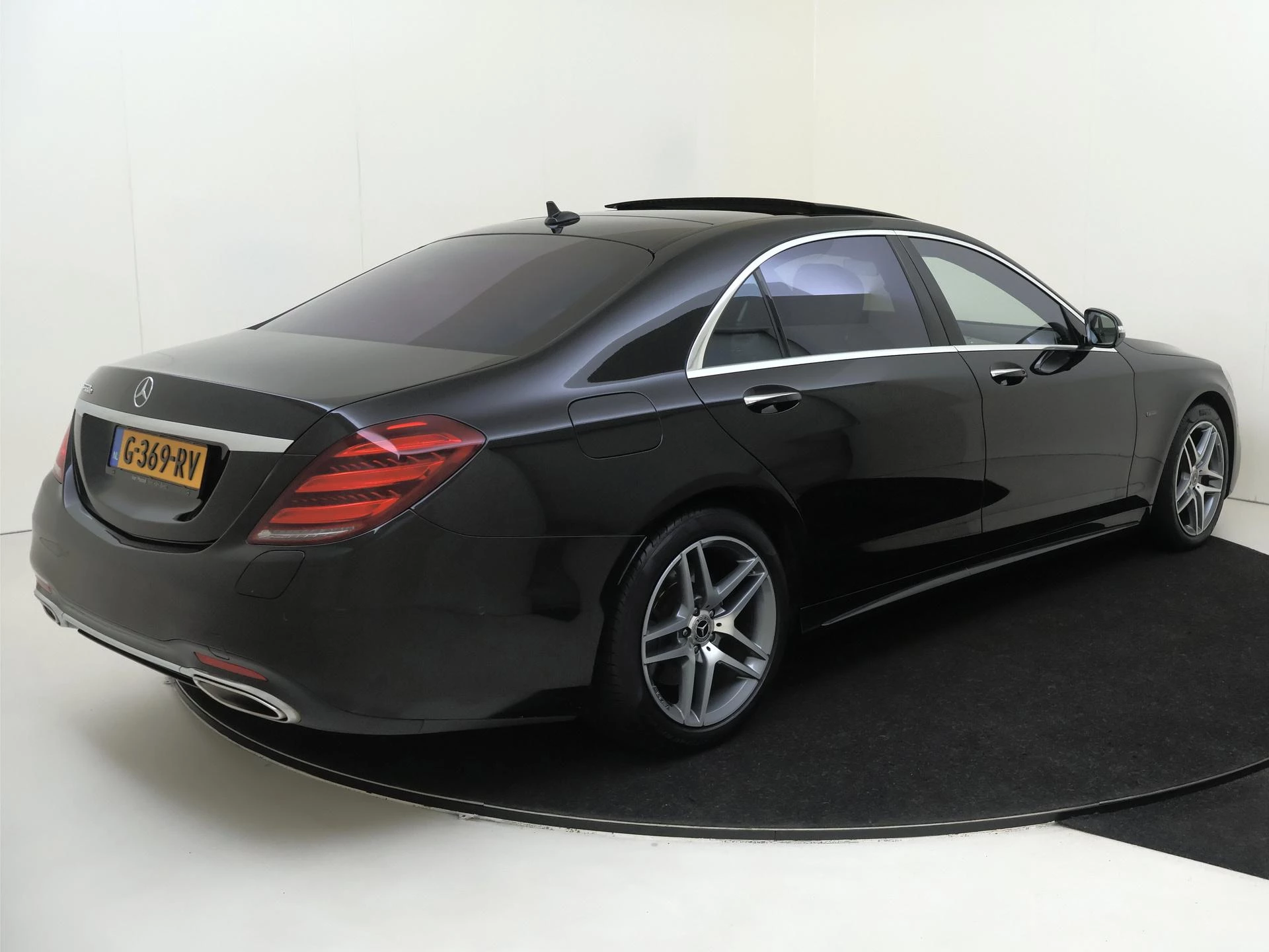 Mercedes-Benz-S-Klasse-image-1