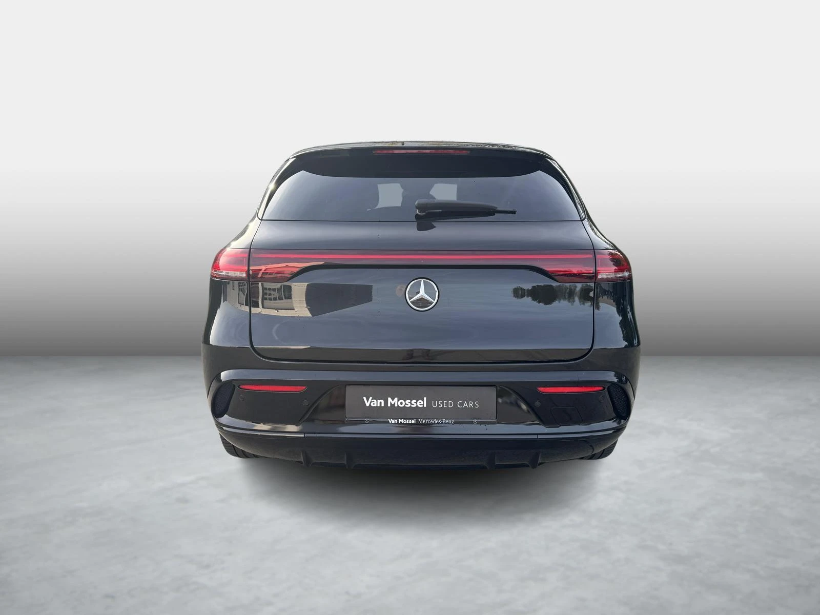 Mercedes-Benz-EQC-image-4