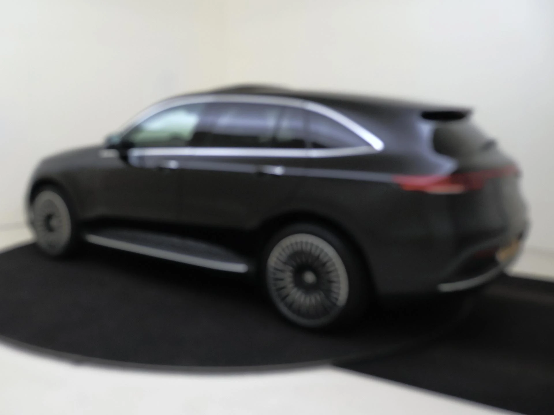 Mercedes-Benz-EQC-image-2