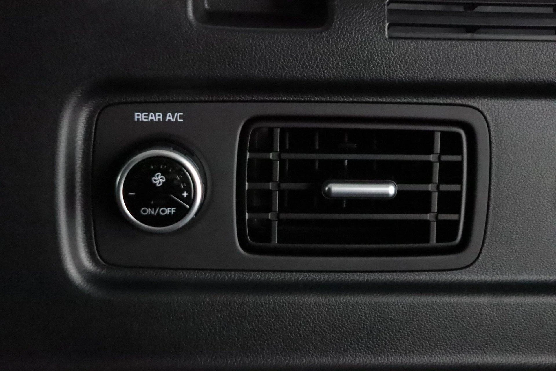 Hyundai-Santa Fe-image-25