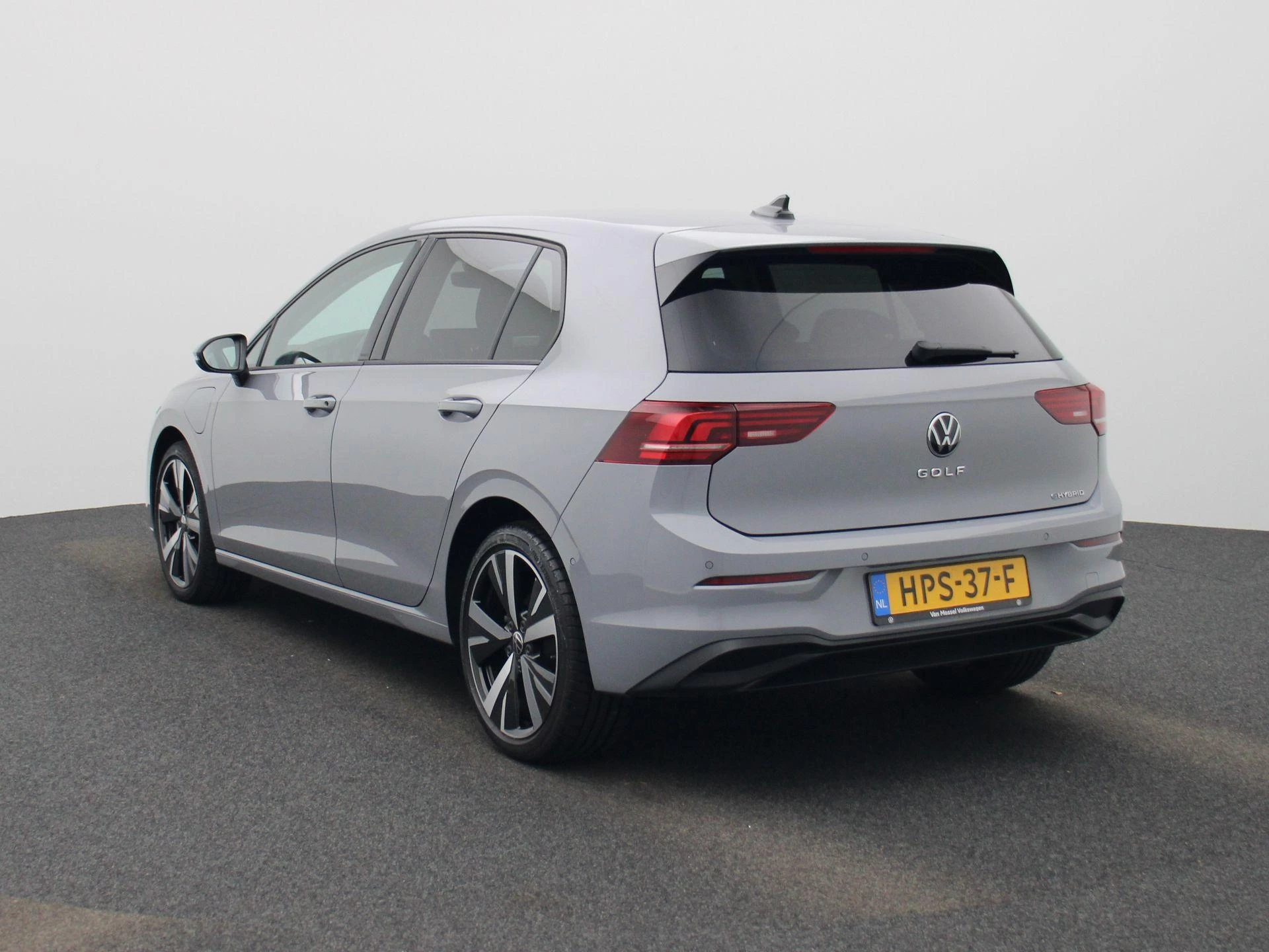 Volkswagen-Golf-image-1