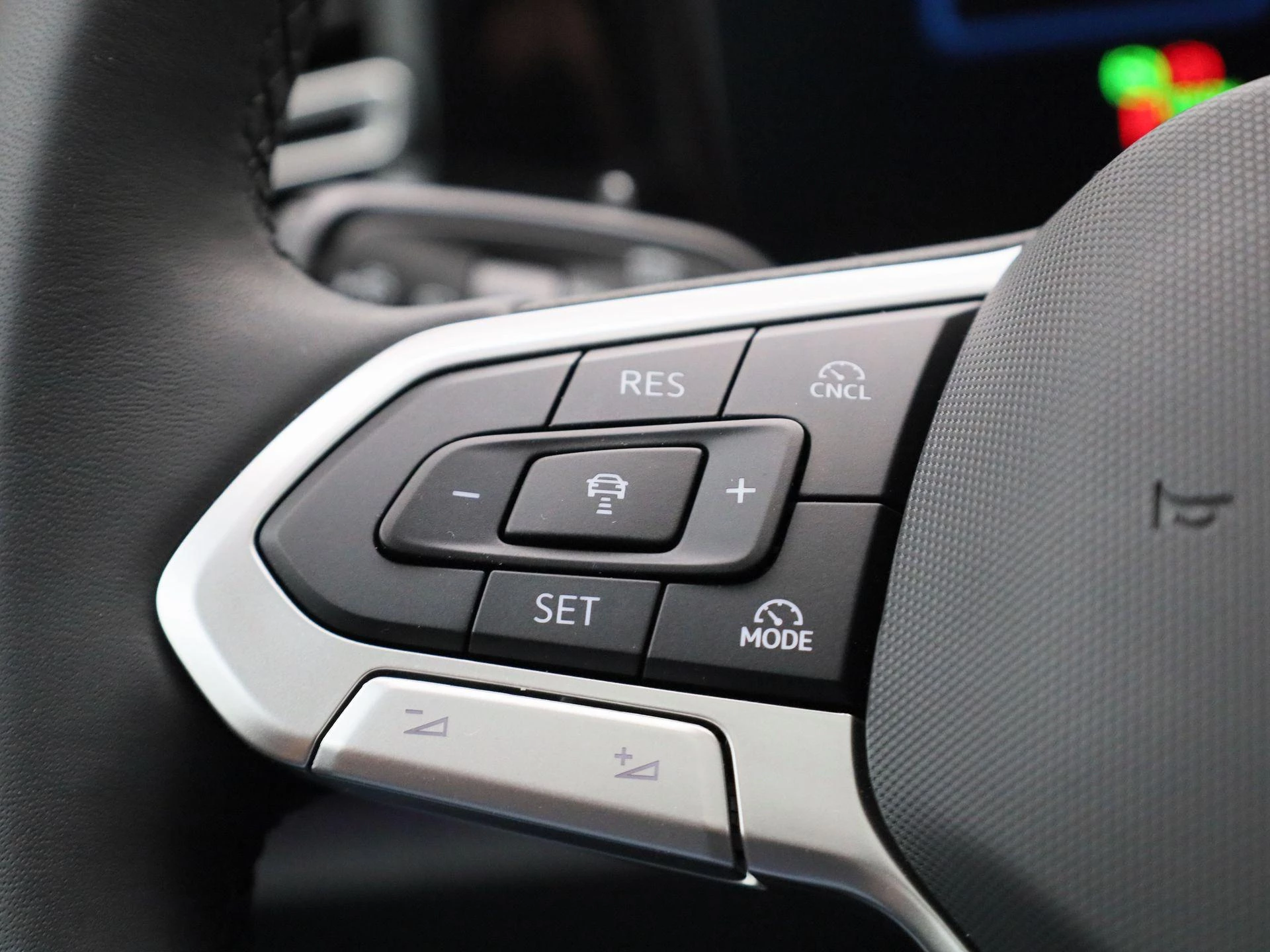 Volkswagen-Tiguan-image-18