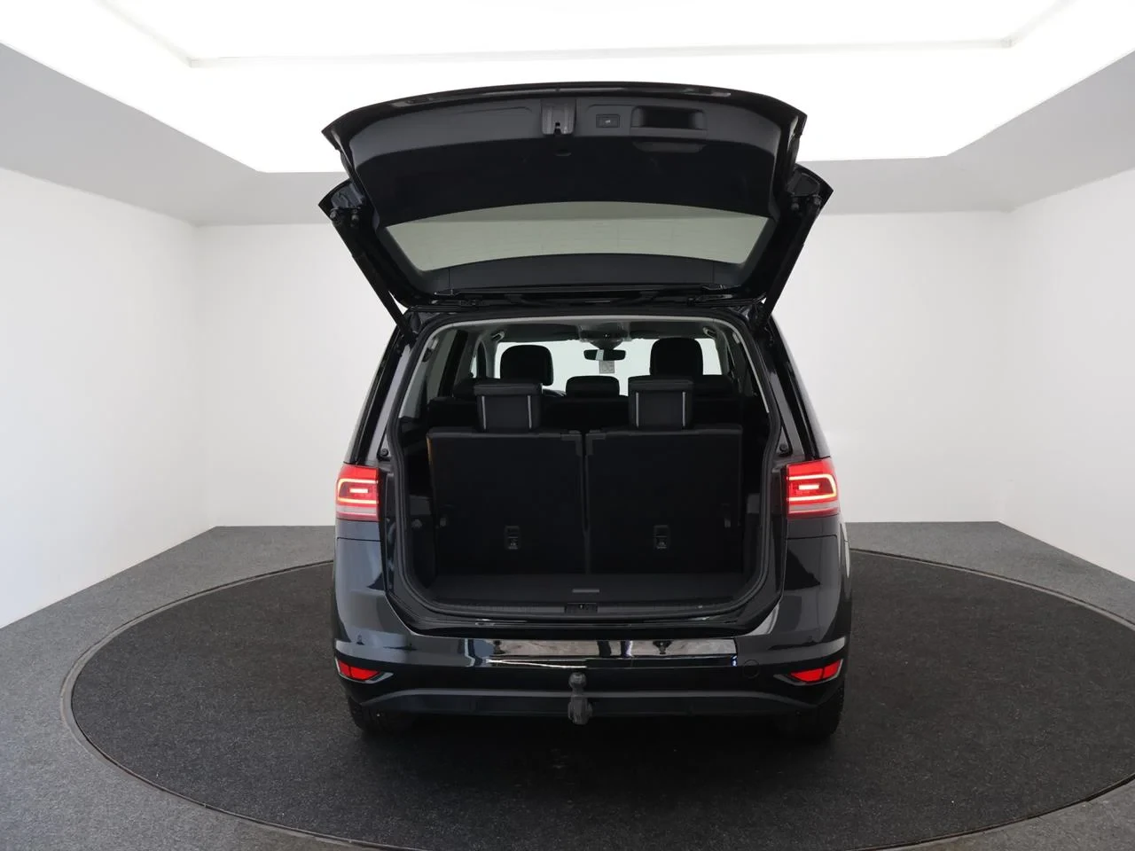 Volkswagen-Touran-image-22