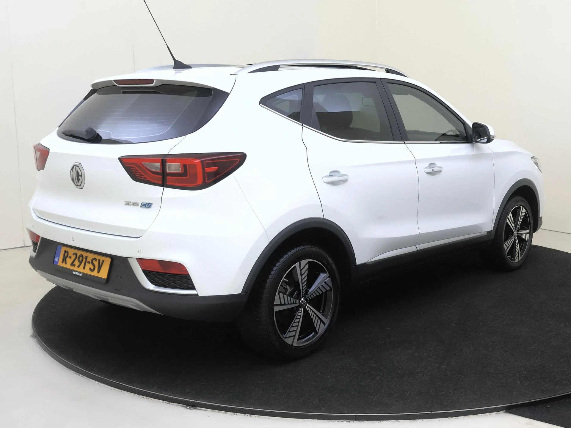MG-ZS EV-image-3