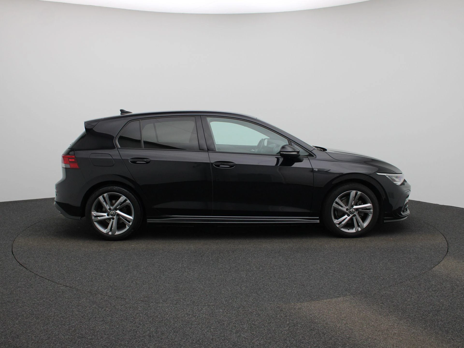 Volkswagen-Golf-image-5