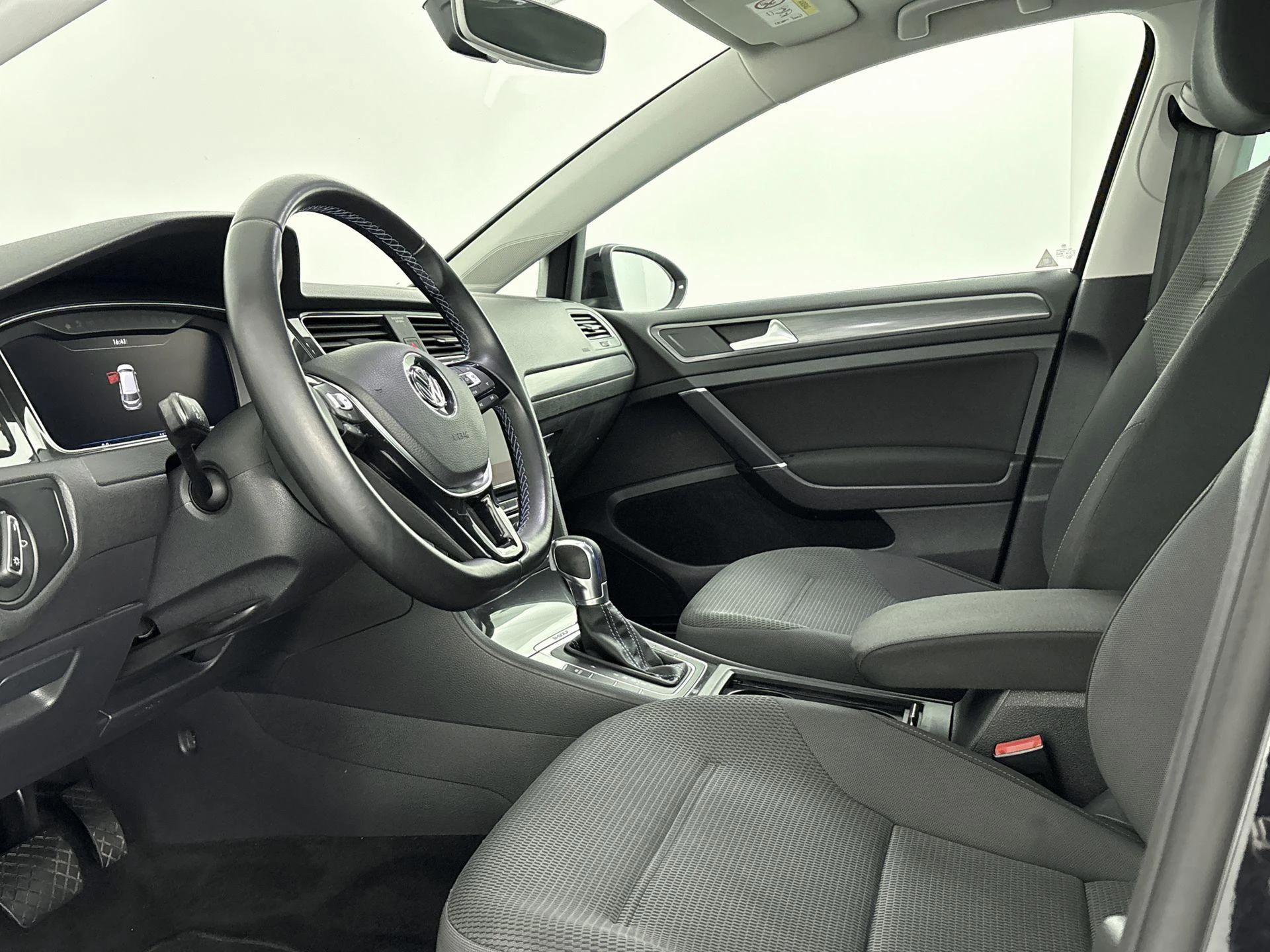 Volkswagen-e-Golf-image-8
