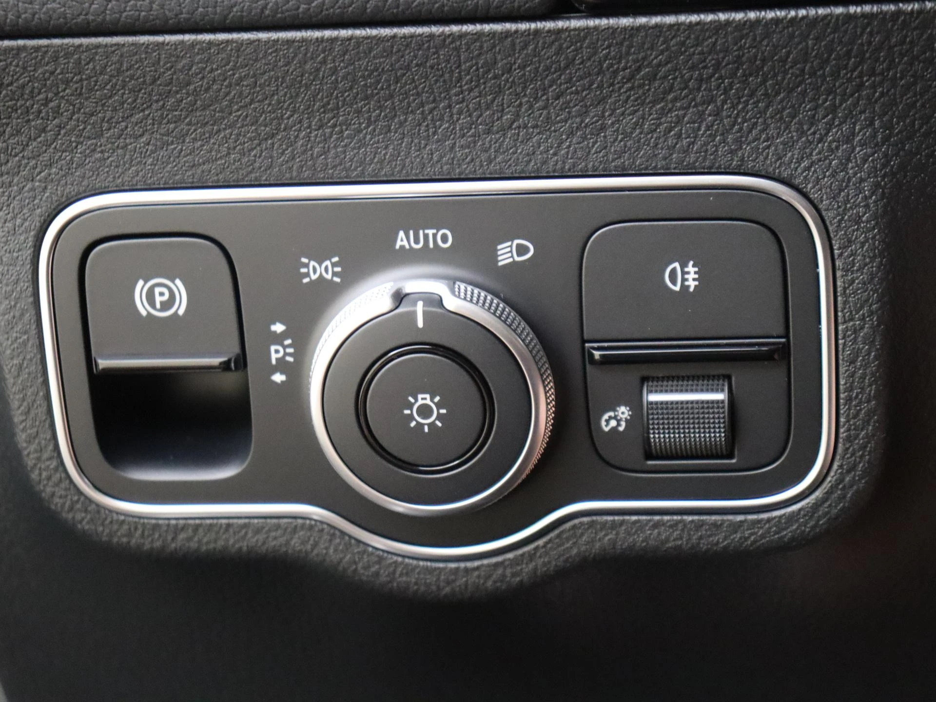 Mercedes-Benz-GLA-image-26