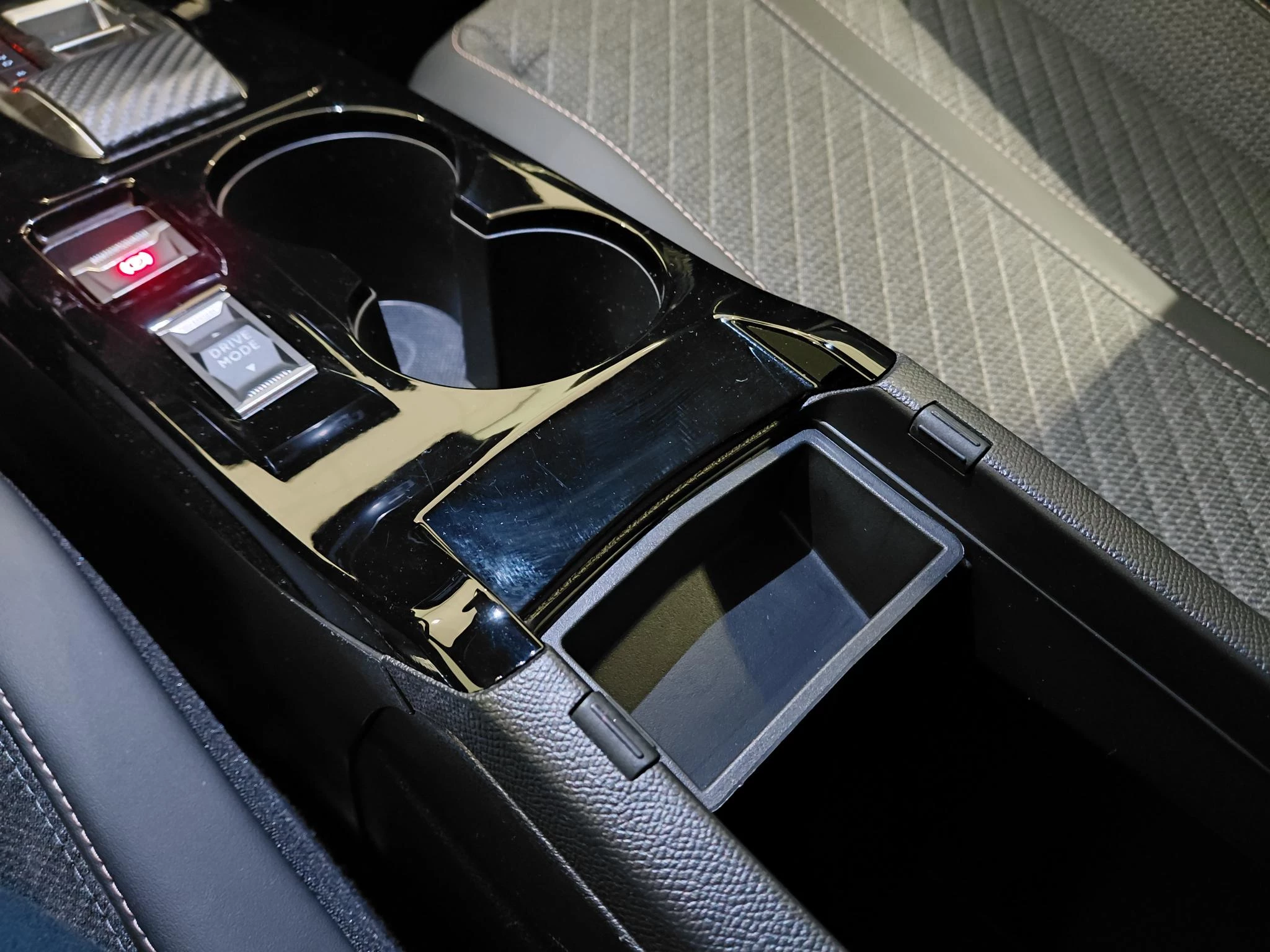 Peugeot-e-2008-image-16