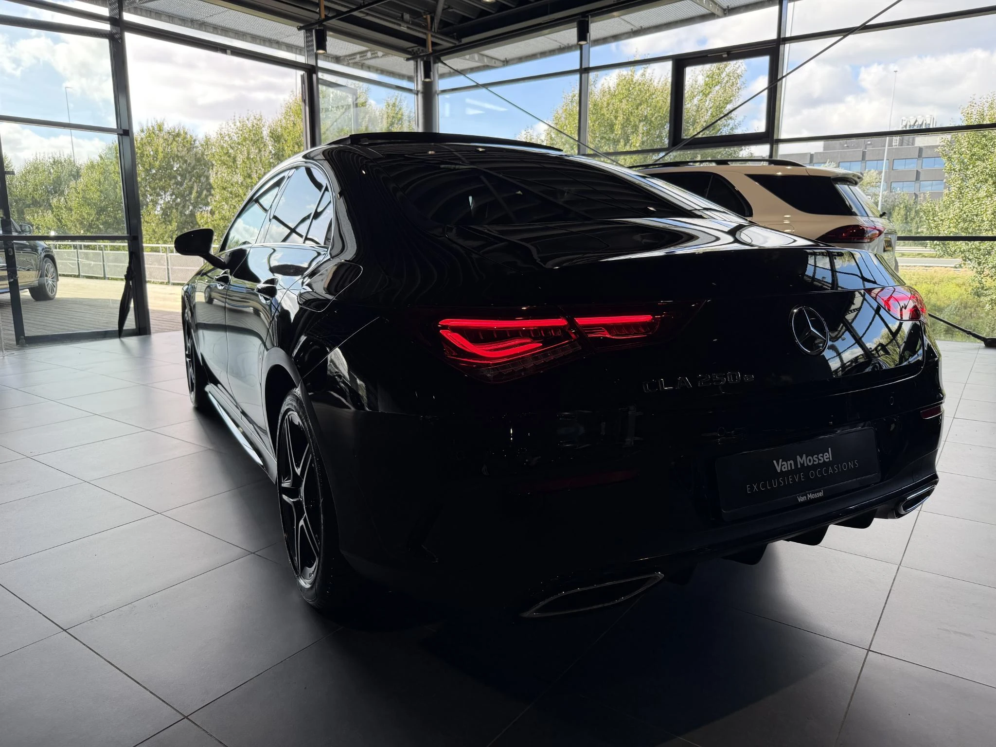 Mercedes-Benz-CLA-image-15