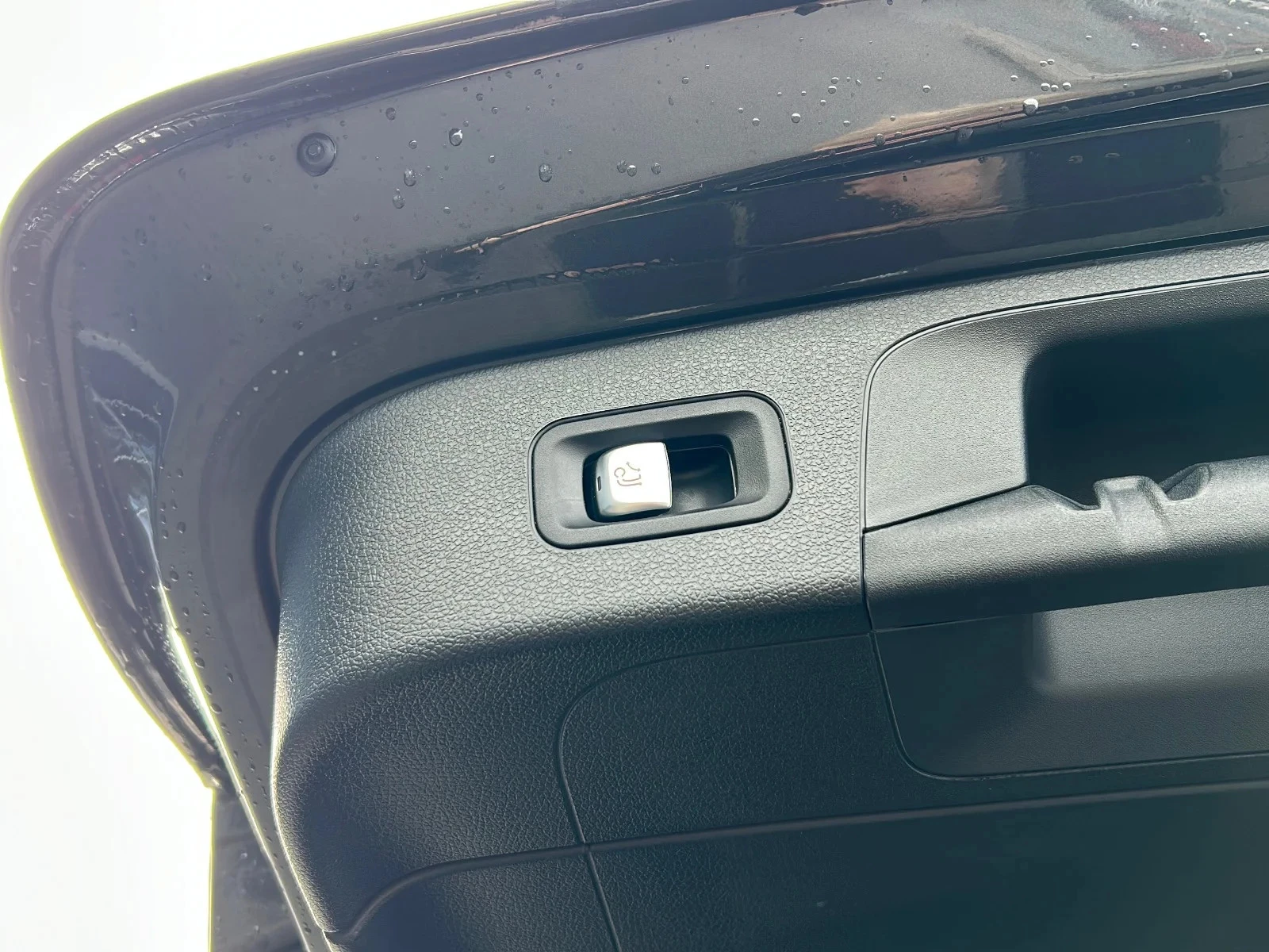 Mercedes-Benz-EQC-image-22